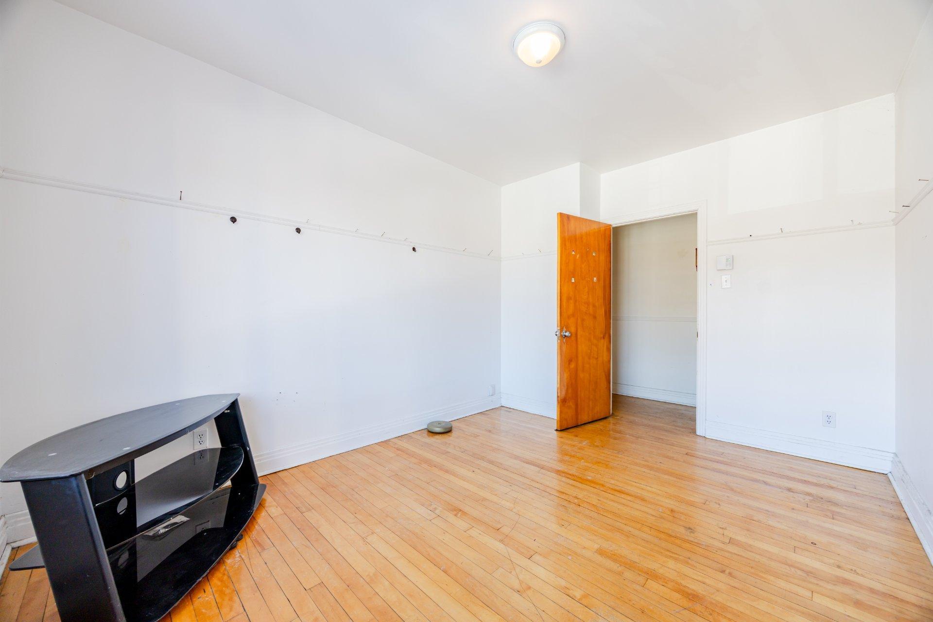 









6526

 - 6528


30e Avenue

,
Montréal (Rosemont/La Petite-Patrie),




QC
H1T3G6

