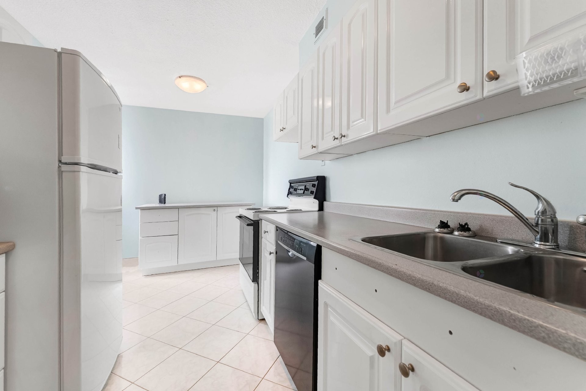 









285


Rue Laurier

, 1408,
Gatineau (Hull),




QC
J8X3W9

