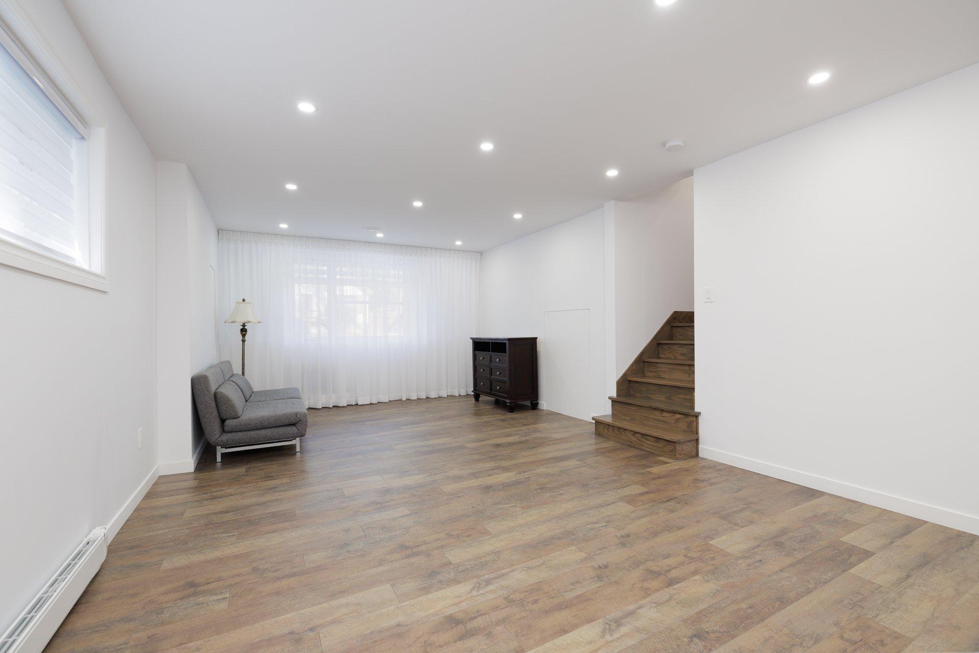 









19


8e Avenue

,
Laval (Auteuil),




QC
H7H2M2

