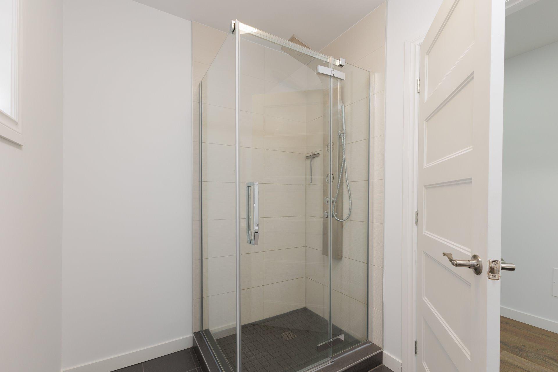 









19


8e Avenue

,
Laval (Auteuil),




QC
H7H2M2

