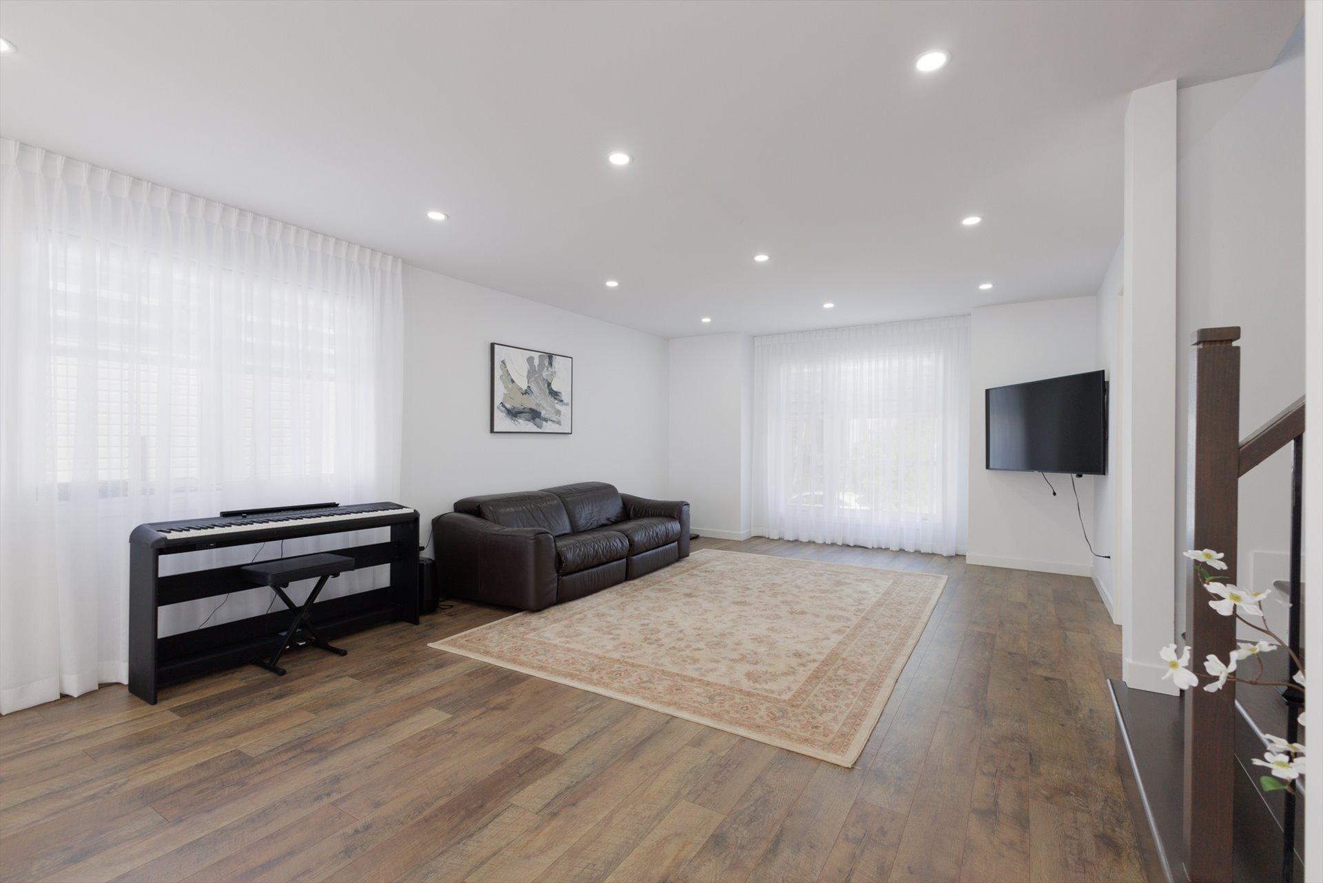 









19


8e Avenue

,
Laval (Auteuil),




QC
H7H2M2

