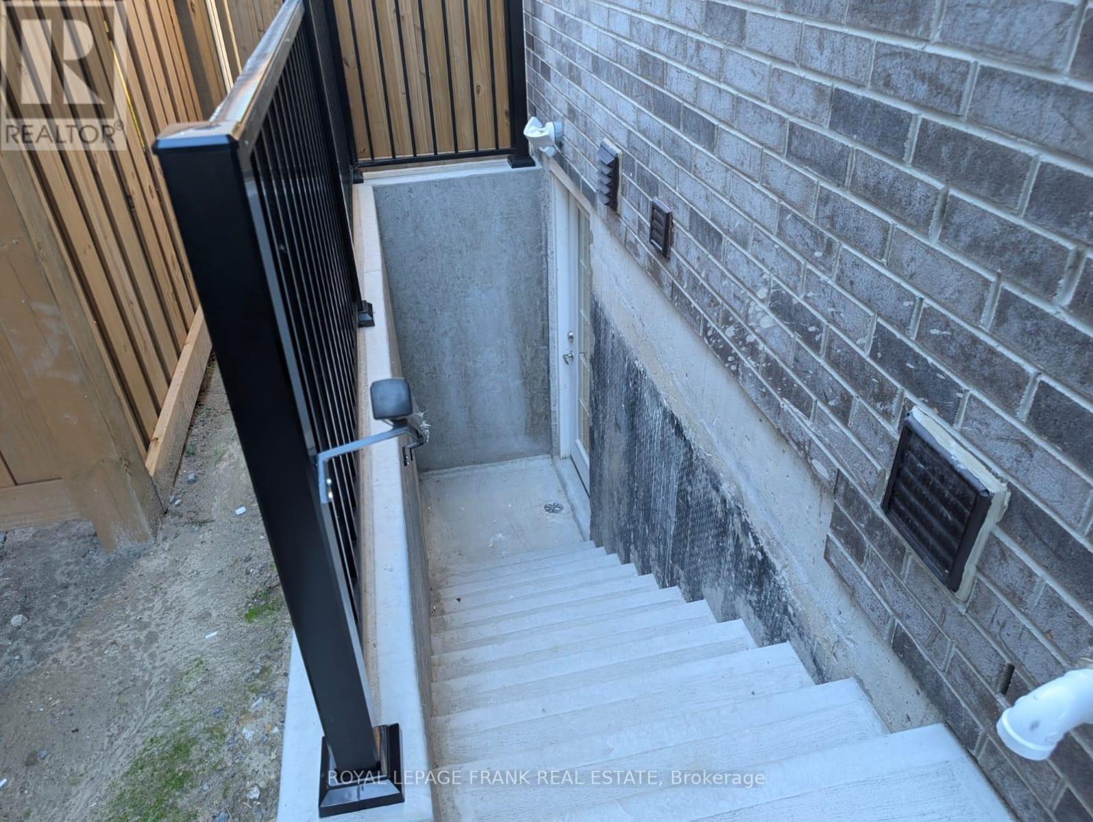 












BSMT - 41 MORLEY CRESCENT

,
Whitby (Rolling Acres),




Ontario
L1R0P1

