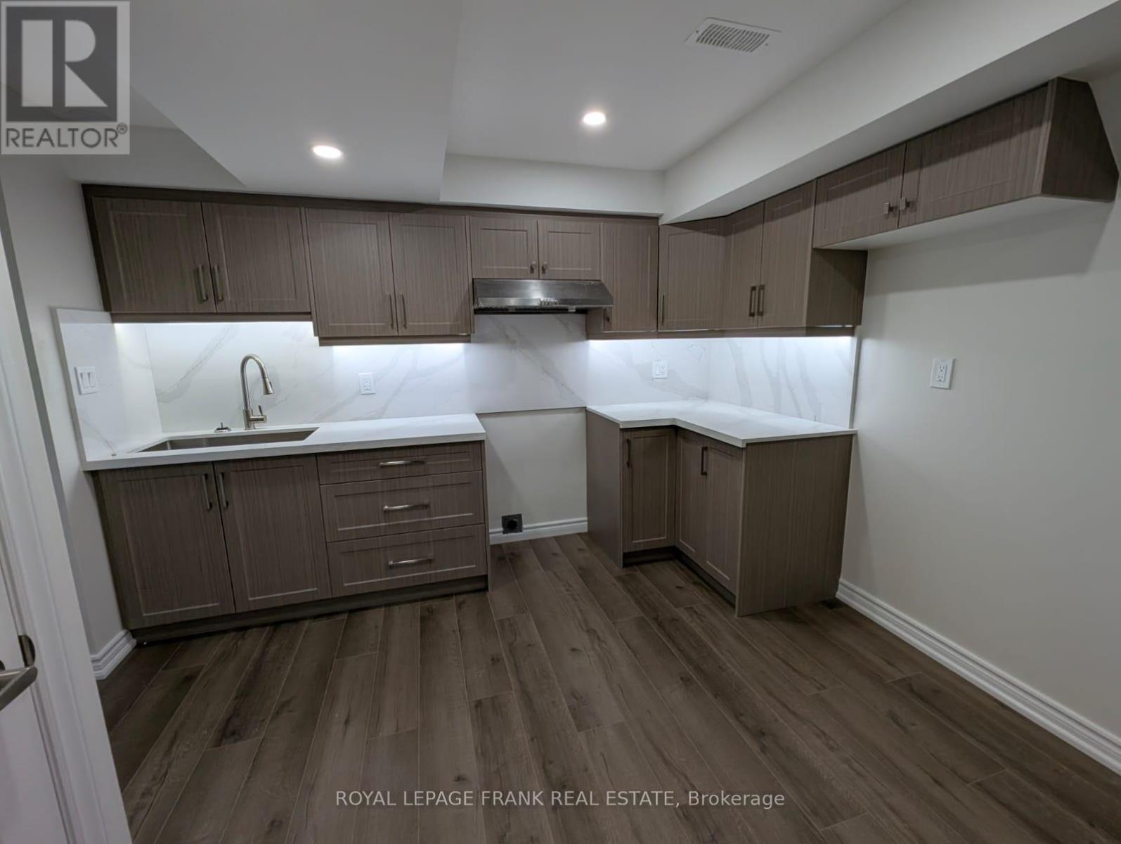 












BSMT - 41 MORLEY CRESCENT

,
Whitby (Rolling Acres),




Ontario
L1R0P1

