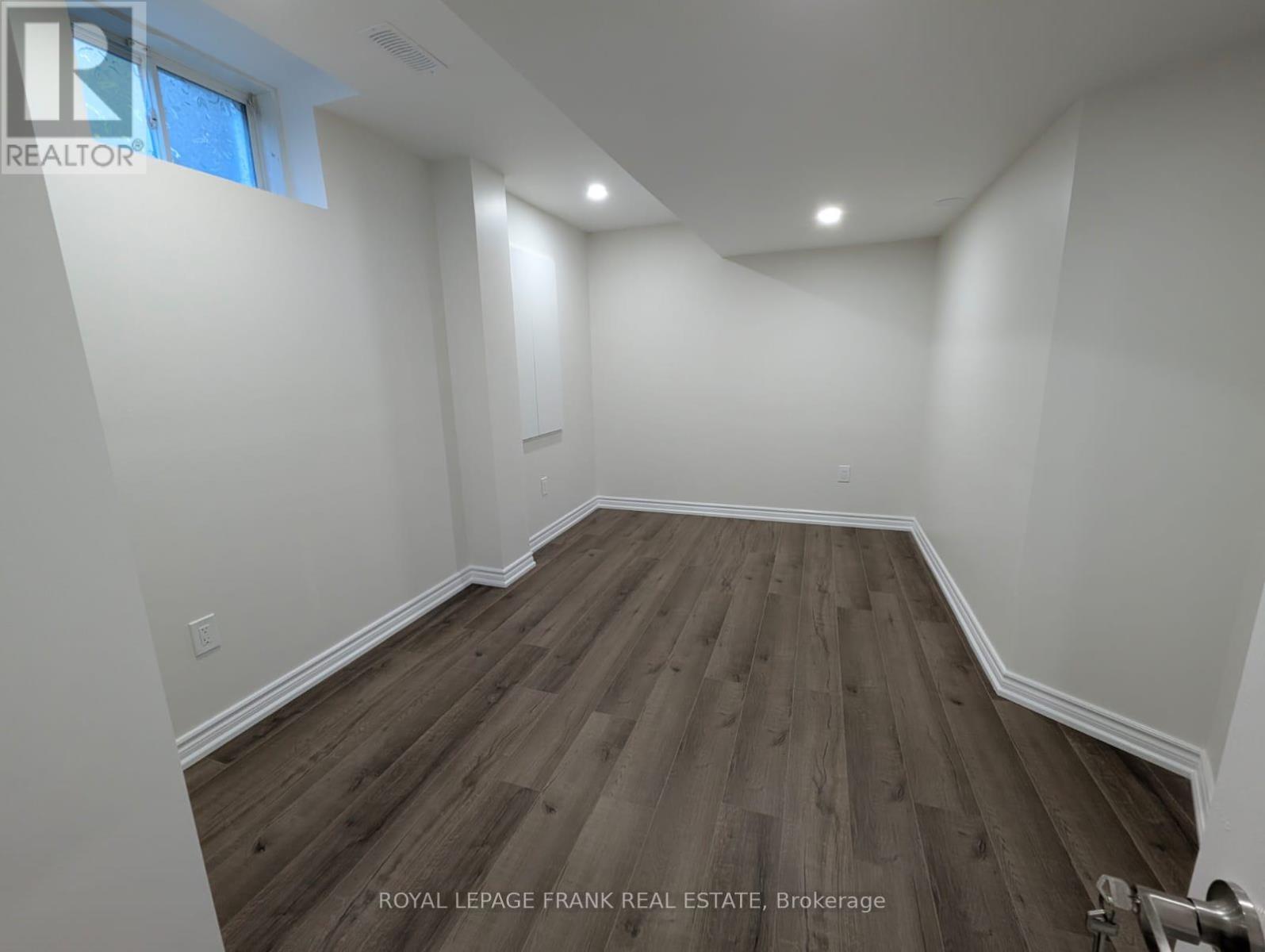 












BSMT - 41 MORLEY CRESCENT

,
Whitby (Rolling Acres),




Ontario
L1R0P1

