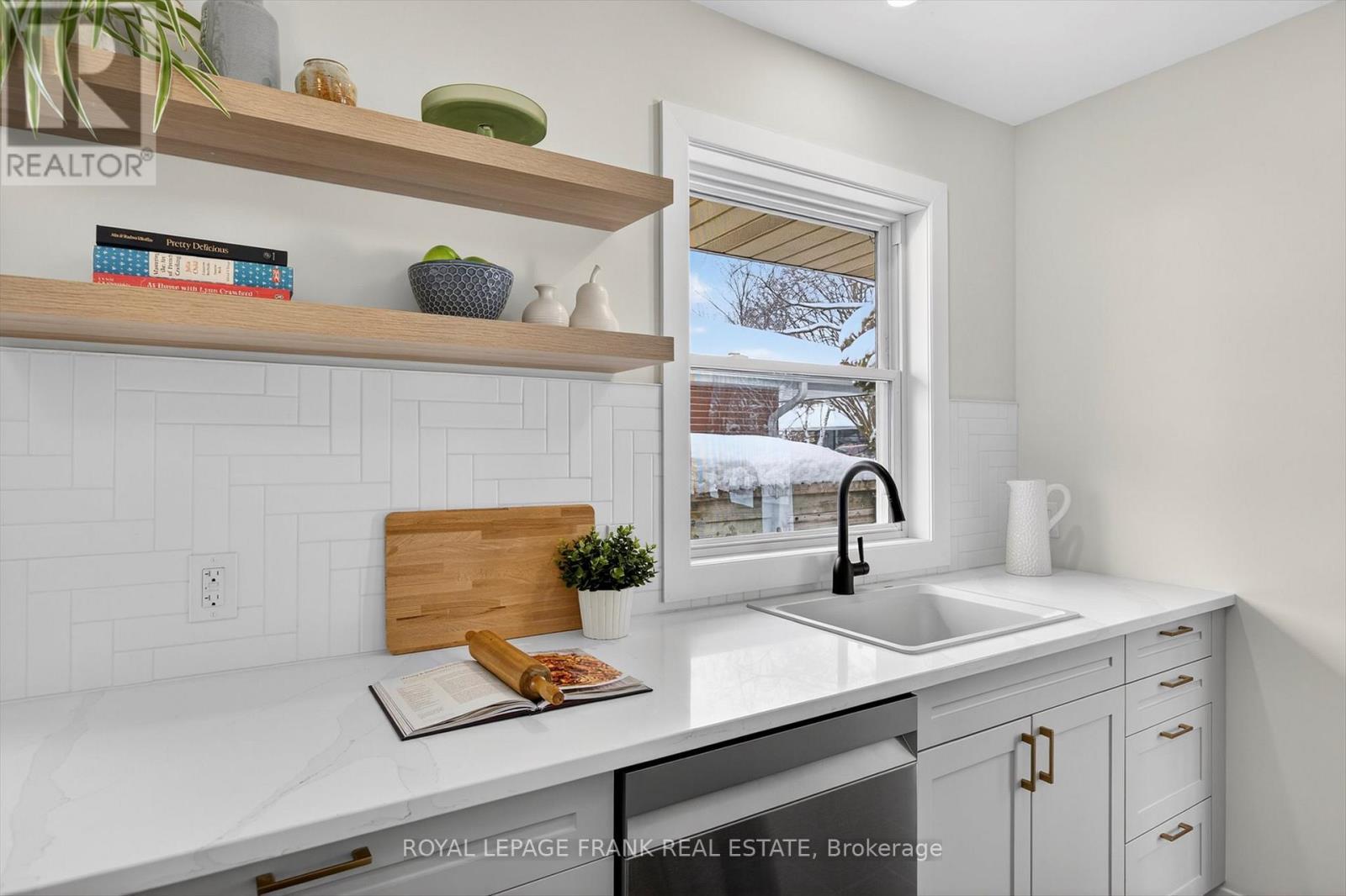 












781 HOPKINS AVENUE

,
Peterborough (Town Ward 3),




Ontario
K9J4Y7

