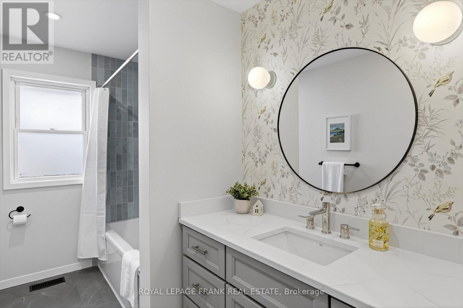 












781 HOPKINS AVENUE

,
Peterborough (Town Ward 3),




Ontario
K9J4Y7

