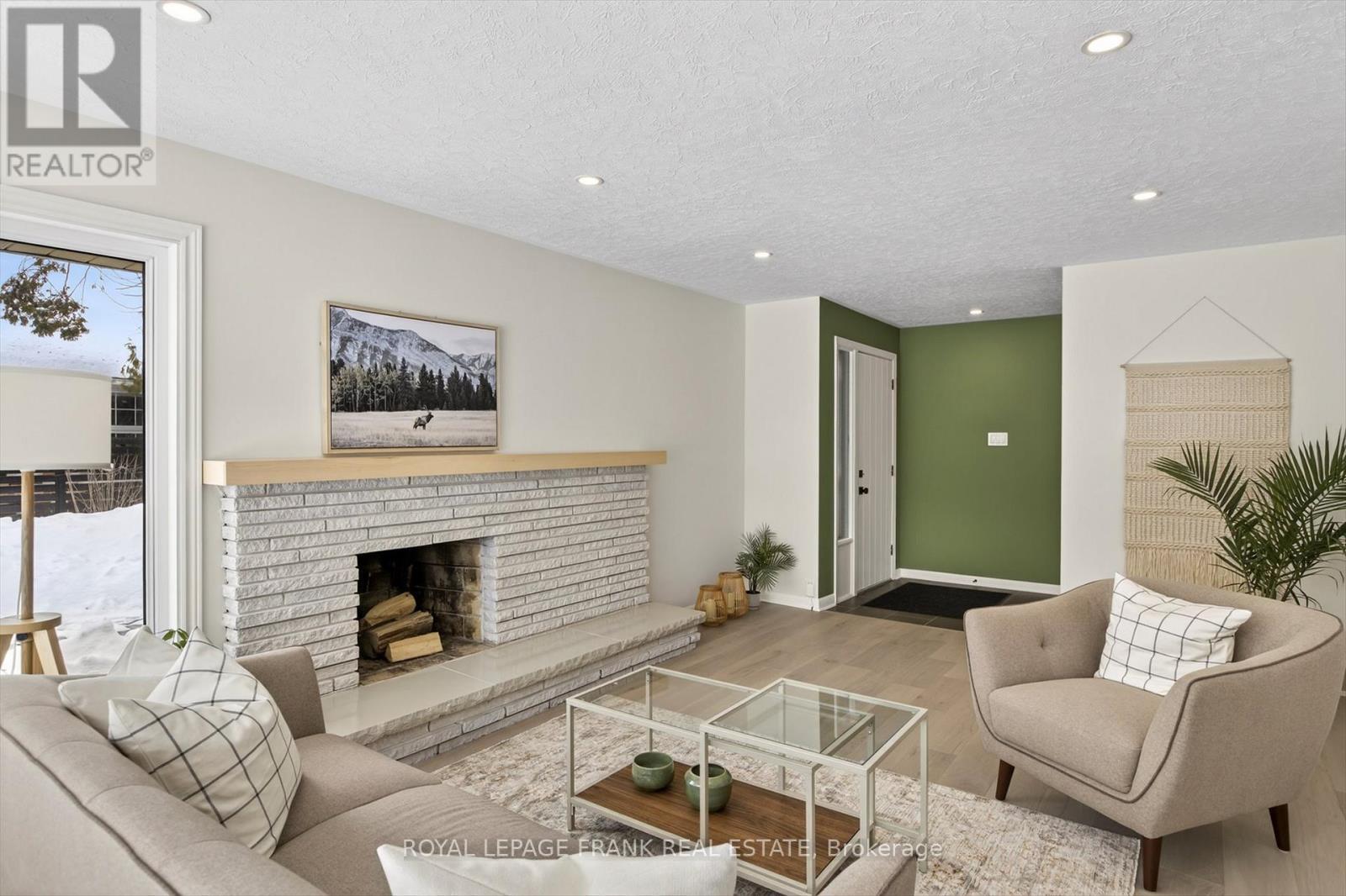 












781 HOPKINS AVENUE

,
Peterborough (Town Ward 3),




Ontario
K9J4Y7

