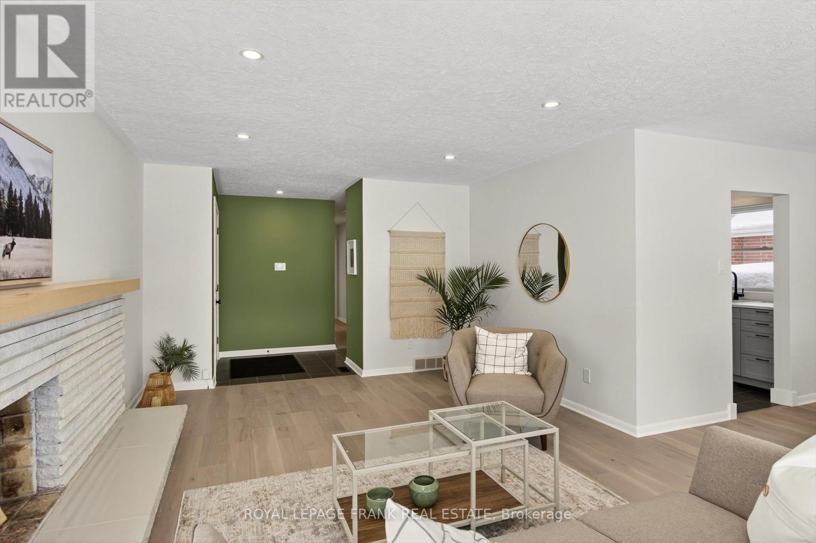 












781 HOPKINS AVENUE

,
Peterborough (Town Ward 3),




Ontario
K9J4Y7

