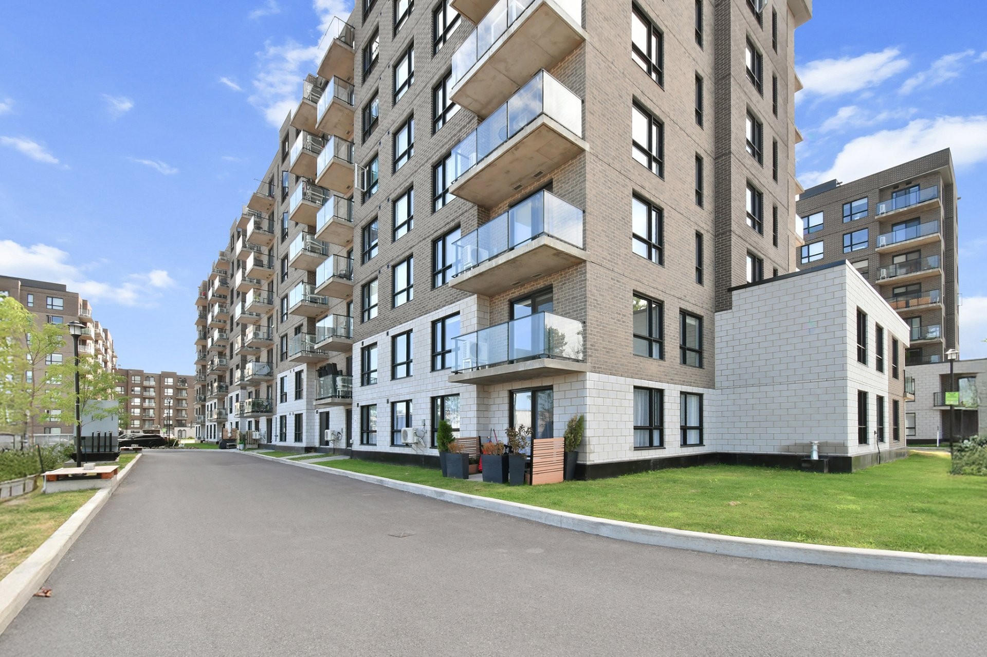 









1431


Av. de la Gare

, 211,
Mascouche,




QC
J7K3C7

