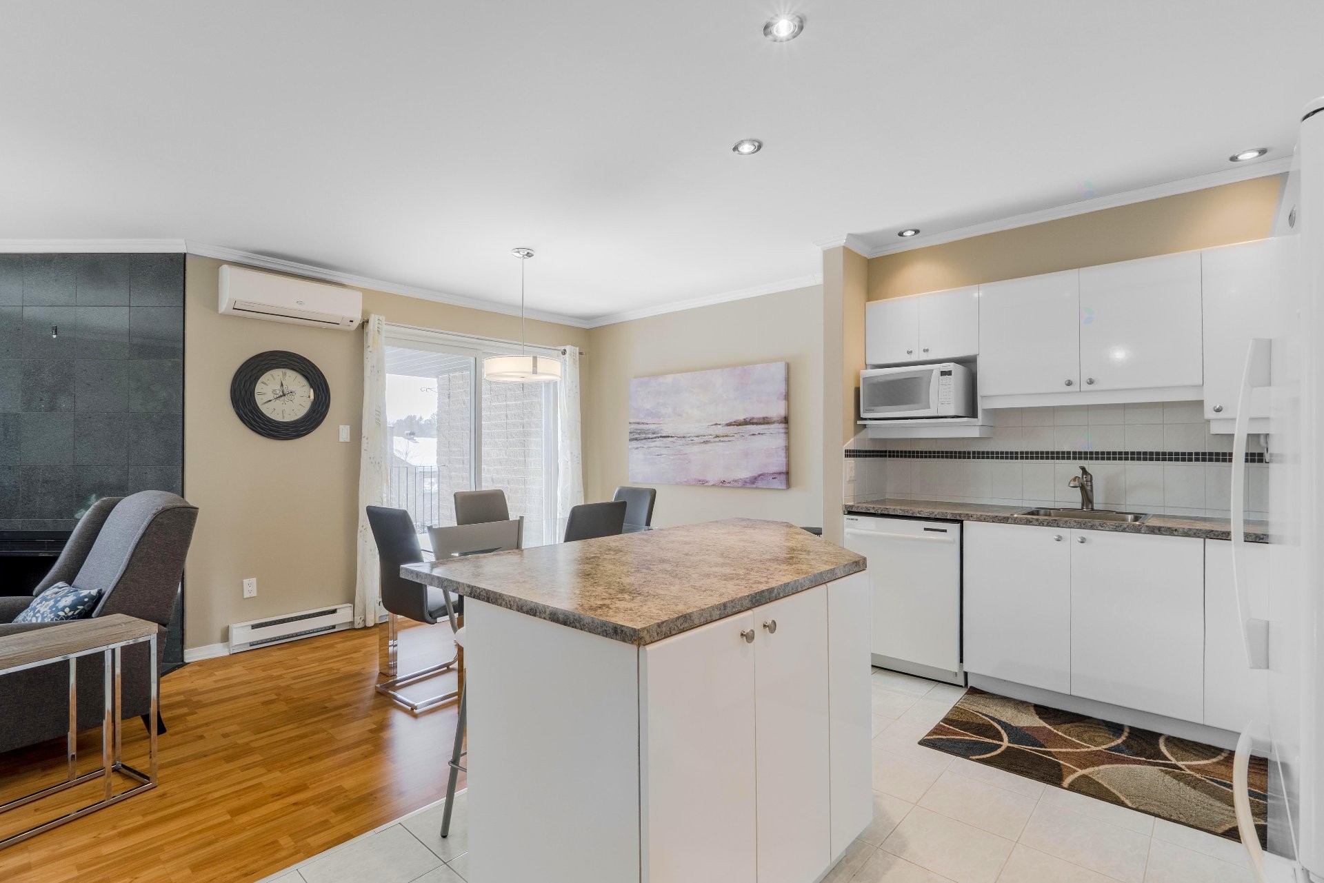 









4205


Rue Bertrand-Fabi

, 5,
Sherbrooke (Brompton/Rock Forest/Saint-Élie/Deauville),




QC
J1N1W8

