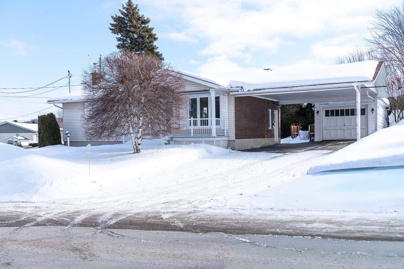 









406


Rue Demers

,
Val-des-Sources,




QC
J1T3J6


