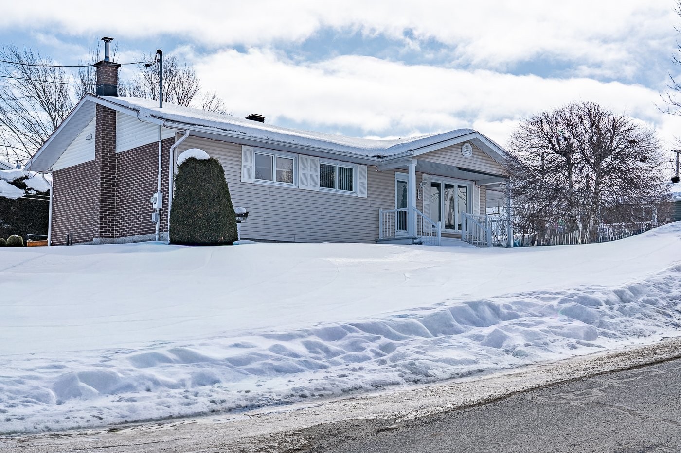 









406


Rue Demers

,
Val-des-Sources,




QC
J1T3J6

