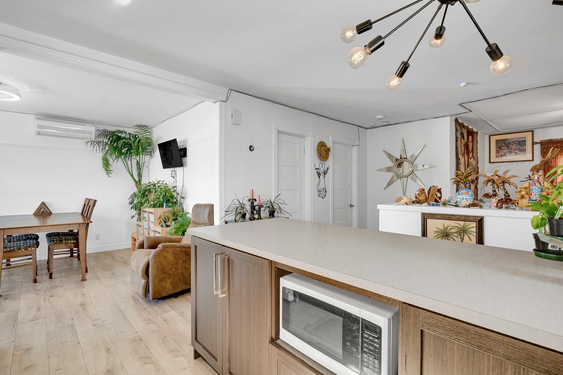 









1826


Boul. St-Antoine

,
Saint-Jérôme,




QC
J7Z7M2

