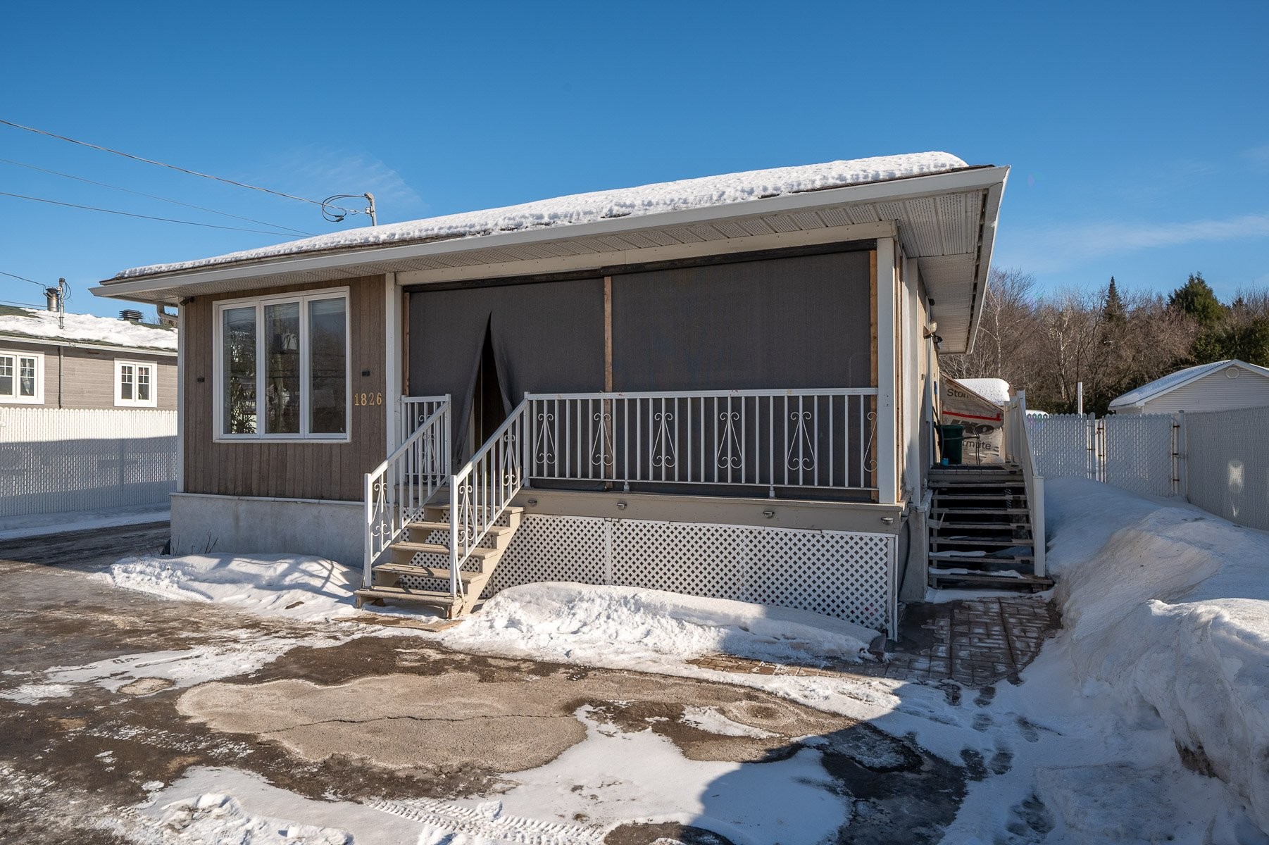 









1826


Boul. St-Antoine

,
Saint-Jérôme,




QC
J7Z7M2

