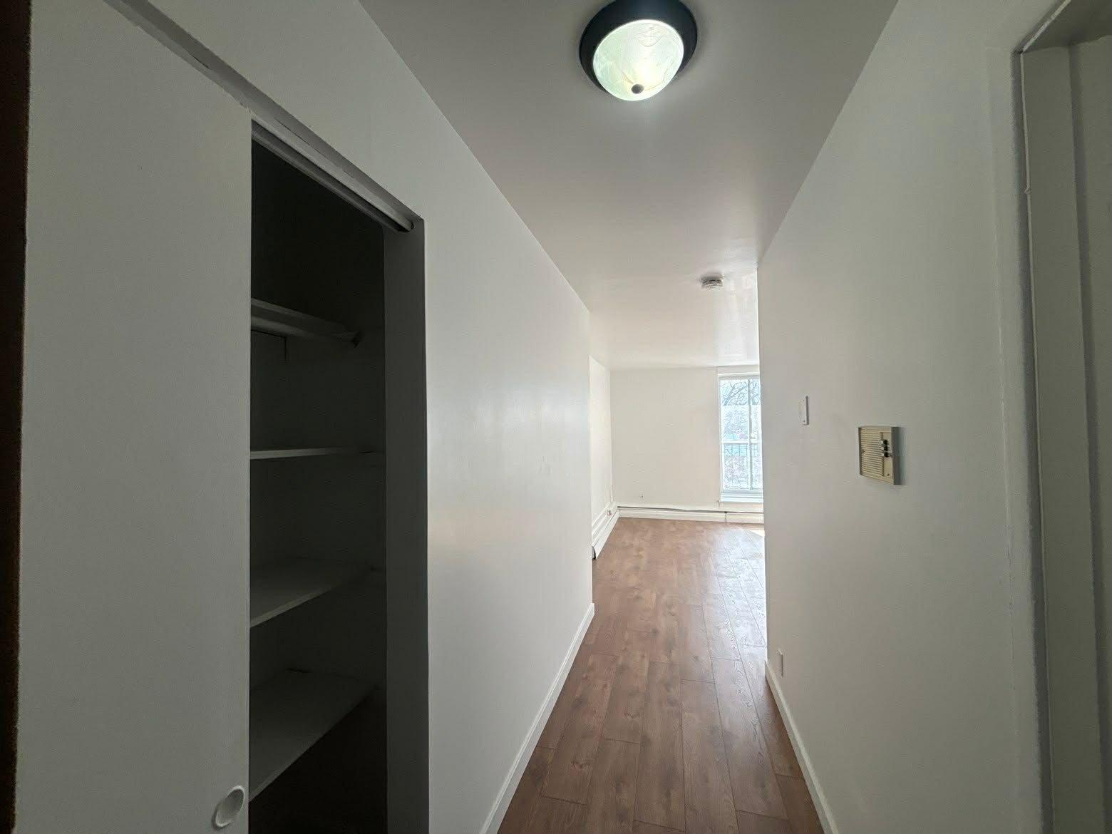 









950


Av. Ste-Croix

, 311,
Montréal (Saint-Laurent),




QC
H4L3Y7

