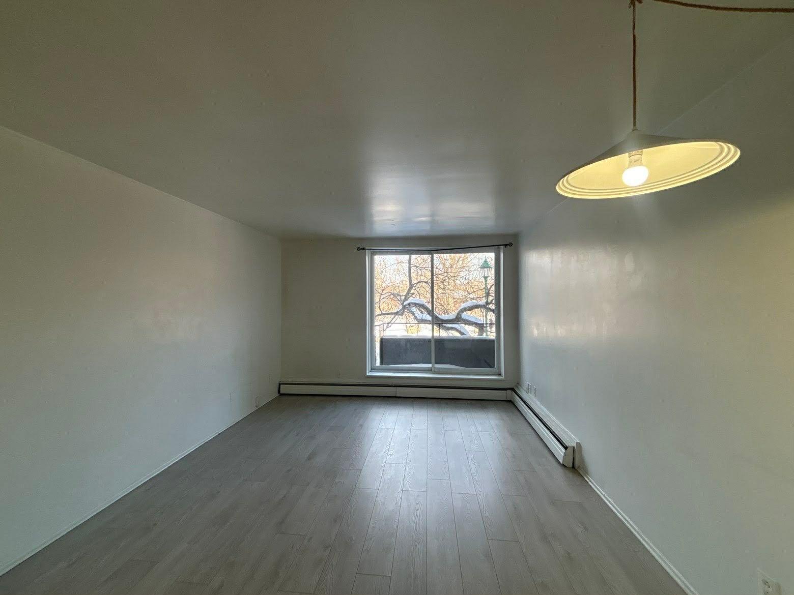 









950


Av. Ste-Croix

, 311,
Montréal (Saint-Laurent),




QC
H4L3Y7

