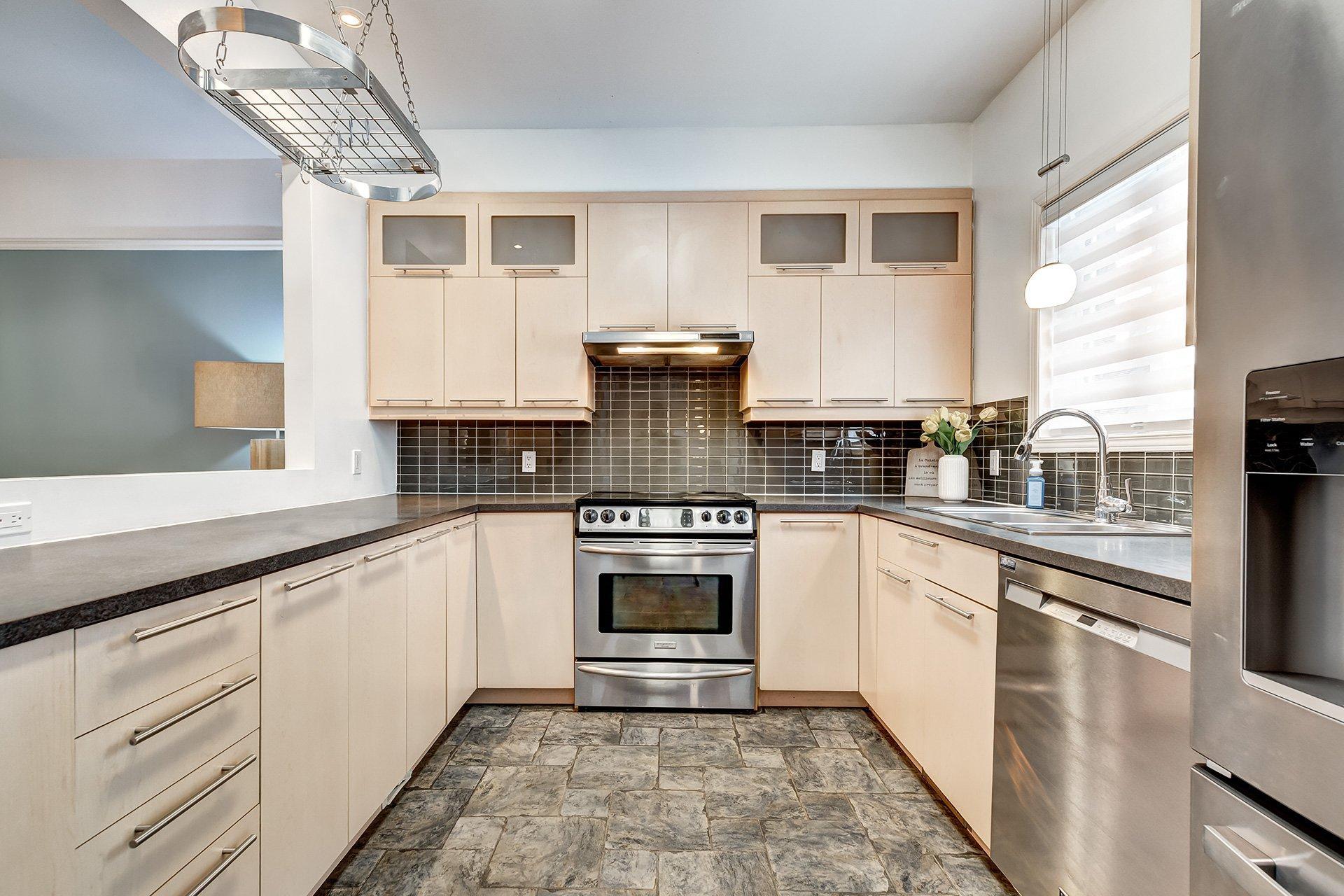 









2686Z


Av. Ernest-Hemingway

,
Montréal (Saint-Laurent),




QC
H4R3E7

