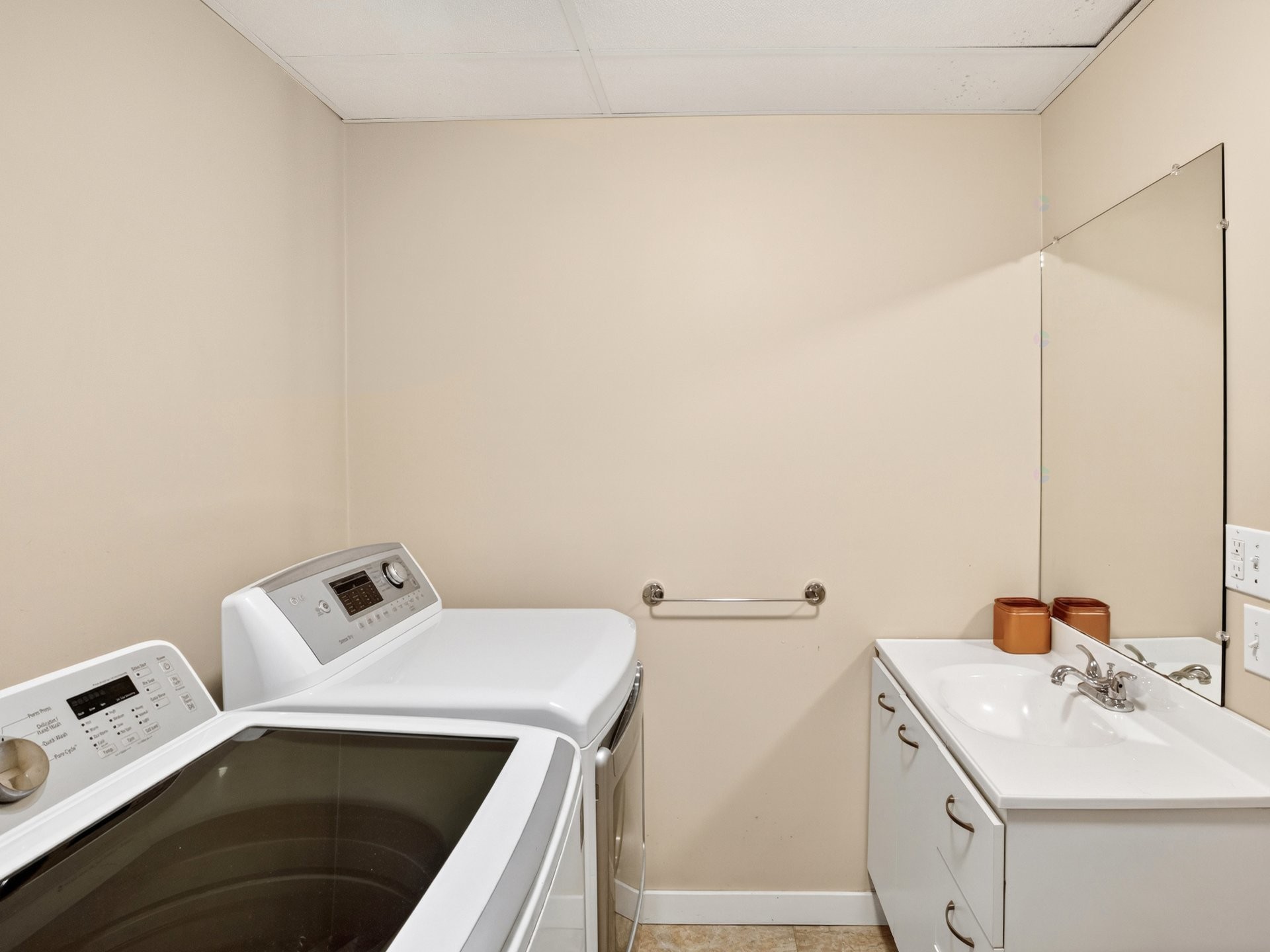 









1490


Rue Marini

,
Sherbrooke (Brompton/Rock Forest/Saint-Élie/Deauville),




QC
J1N4C4

