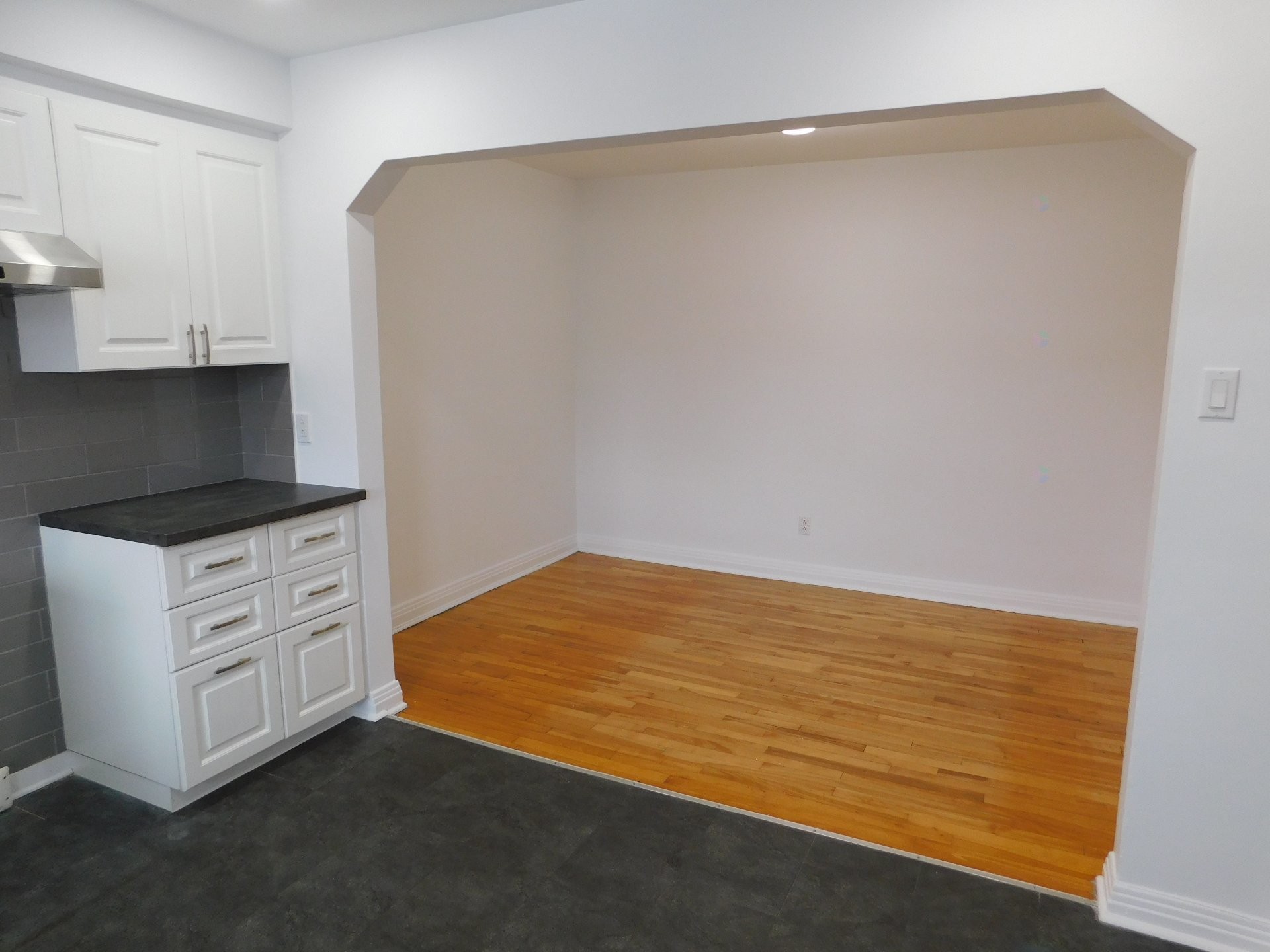 









8447


Av. De L'Épée

,
Montréal (Villeray/Saint-Michel/Parc-Extension),




QC
H3N2G3

