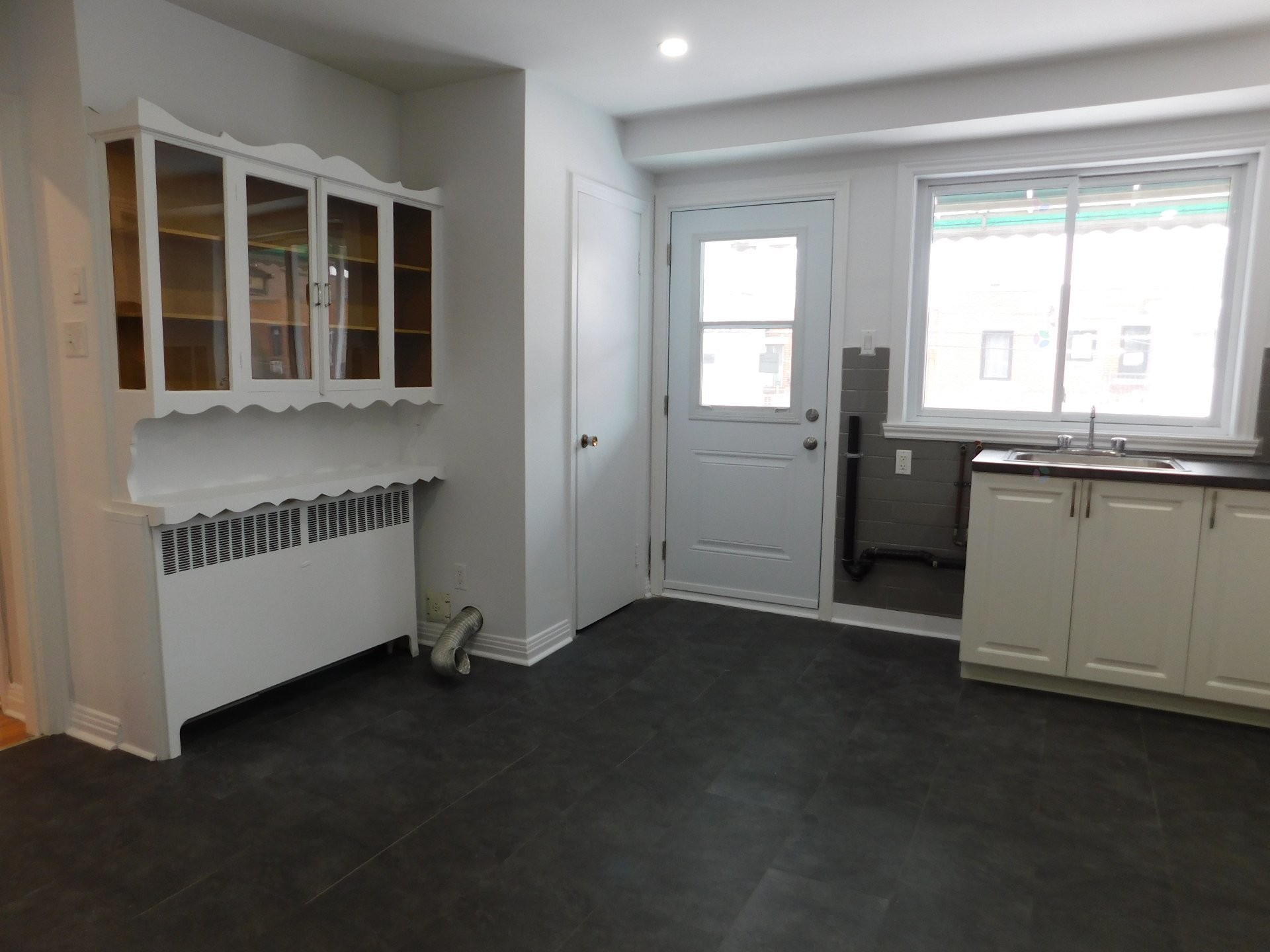 









8447


Av. De L'Épée

,
Montréal (Villeray/Saint-Michel/Parc-Extension),




QC
H3N2G3

