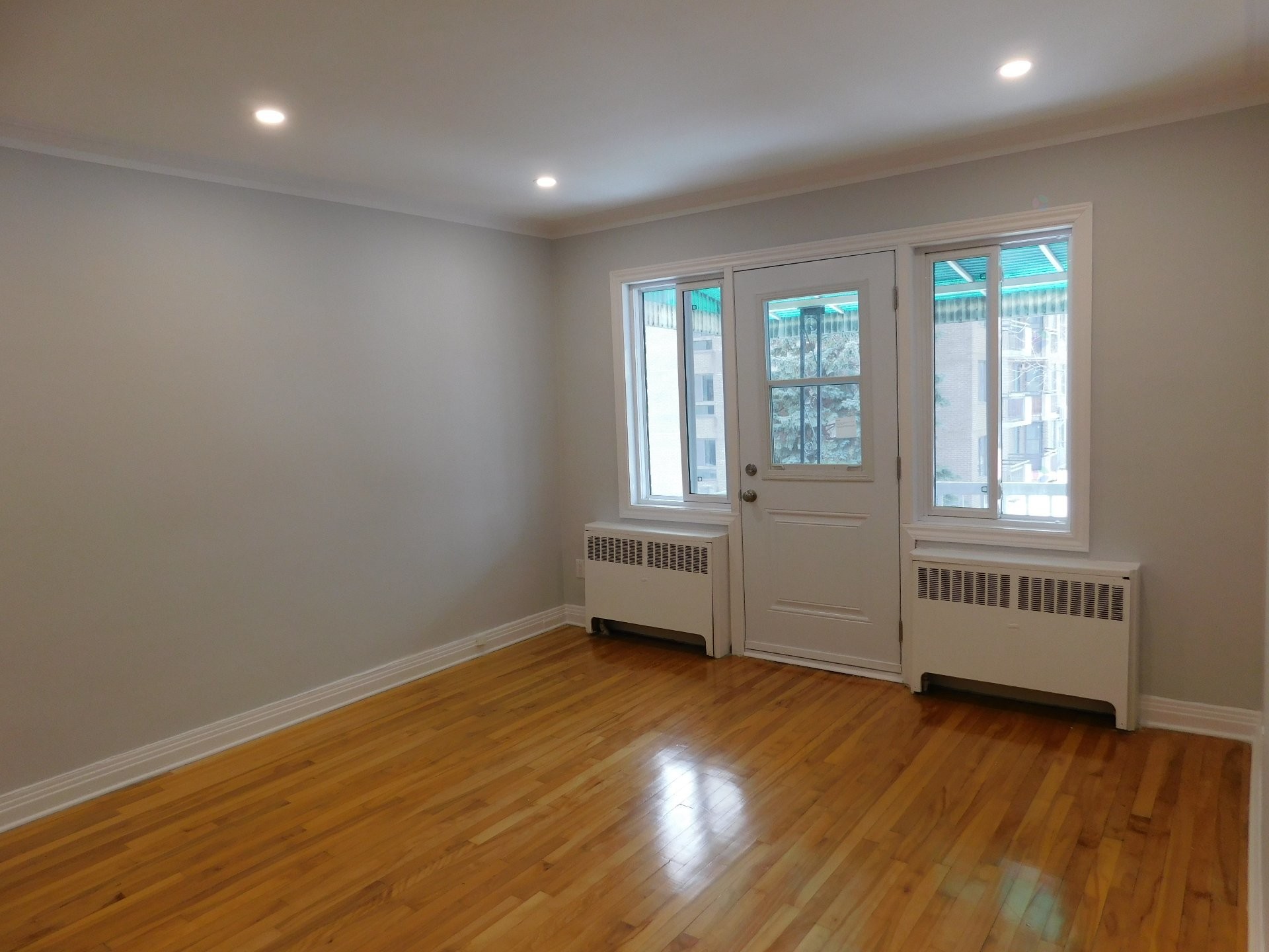 









8447


Av. De L'Épée

,
Montréal (Villeray/Saint-Michel/Parc-Extension),




QC
H3N2G3

