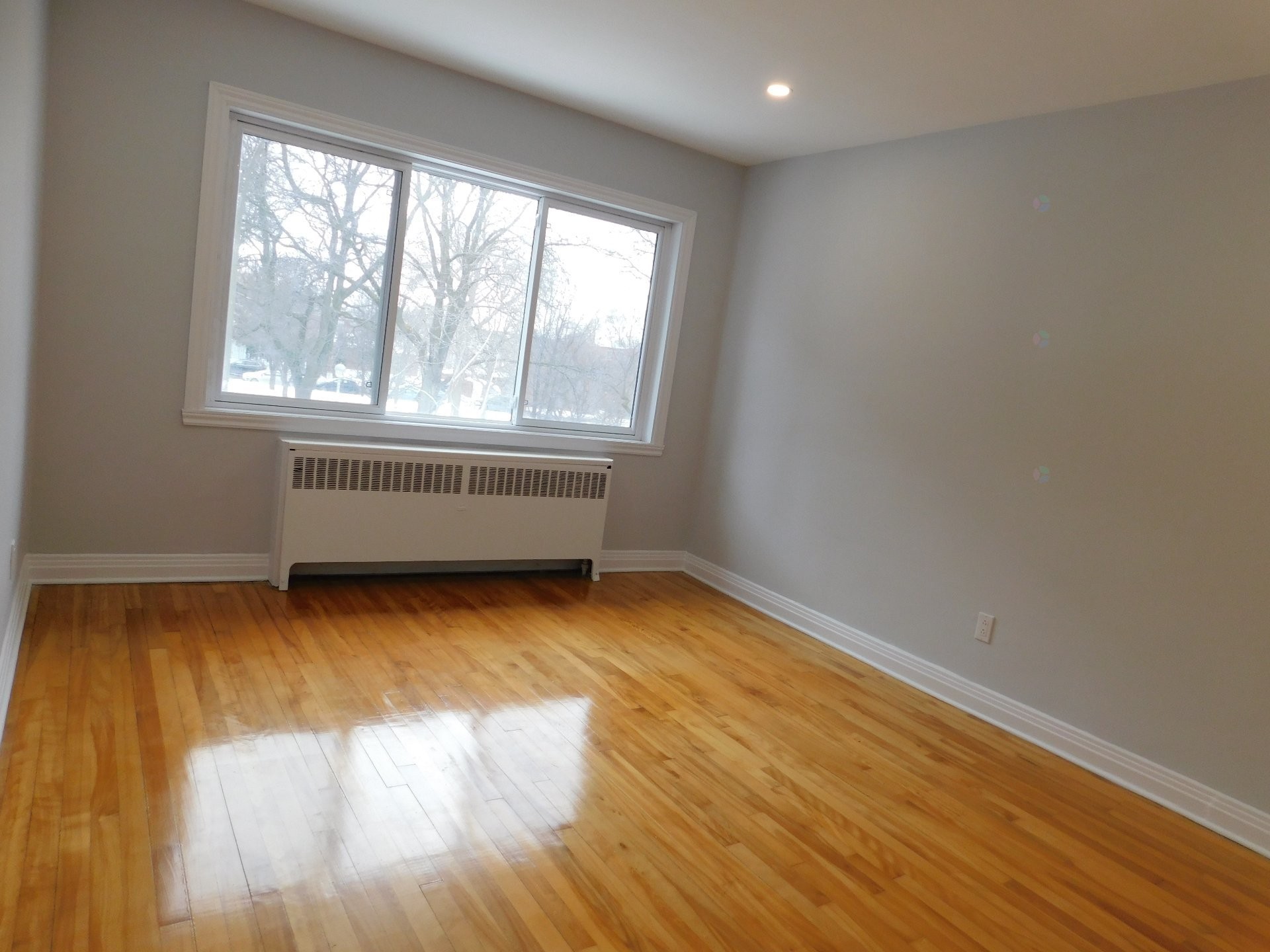 









8447


Av. De L'Épée

,
Montréal (Villeray/Saint-Michel/Parc-Extension),




QC
H3N2G3

