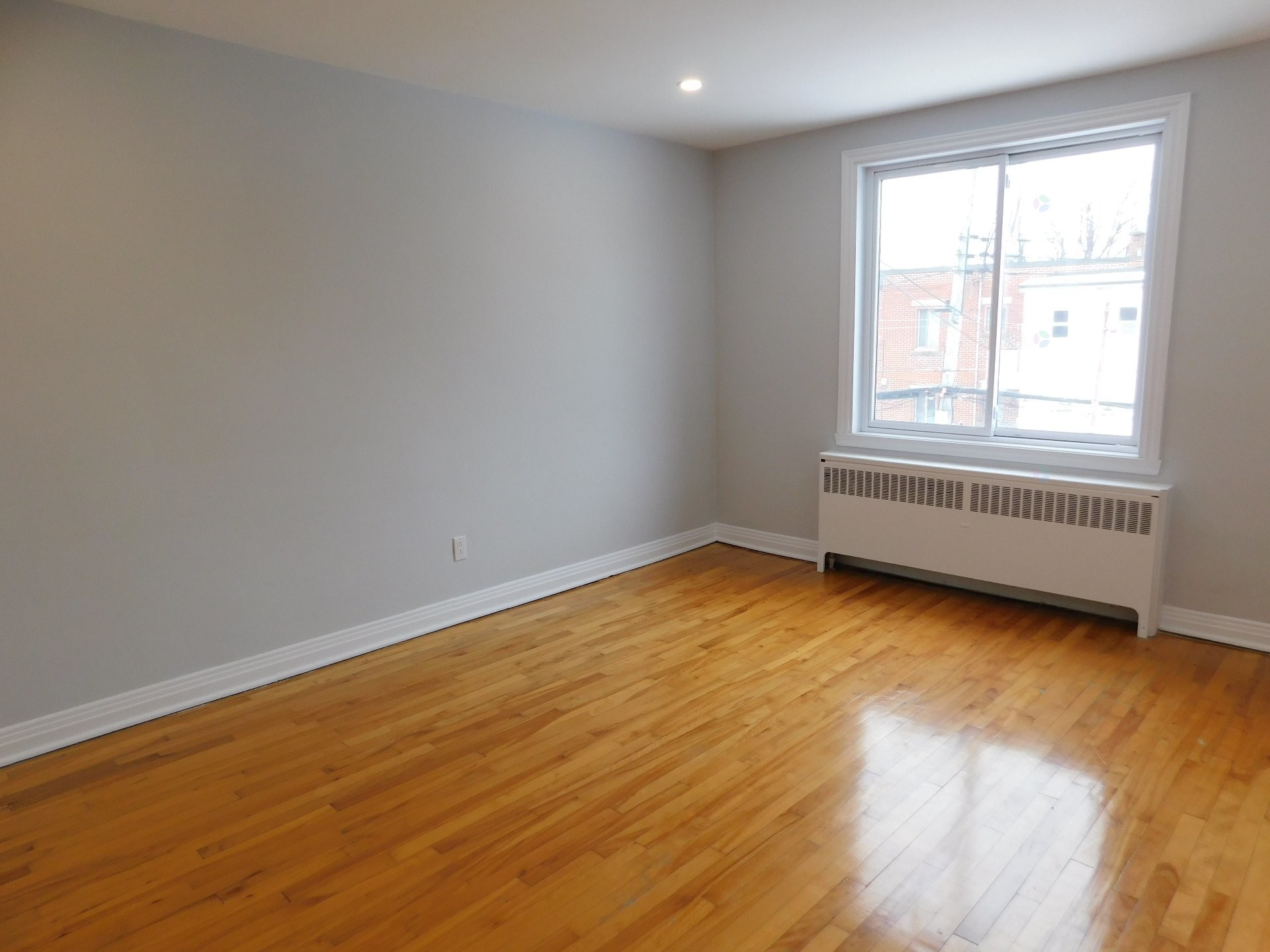 









8447


Av. De L'Épée

,
Montréal (Villeray/Saint-Michel/Parc-Extension),




QC
H3N2G3

