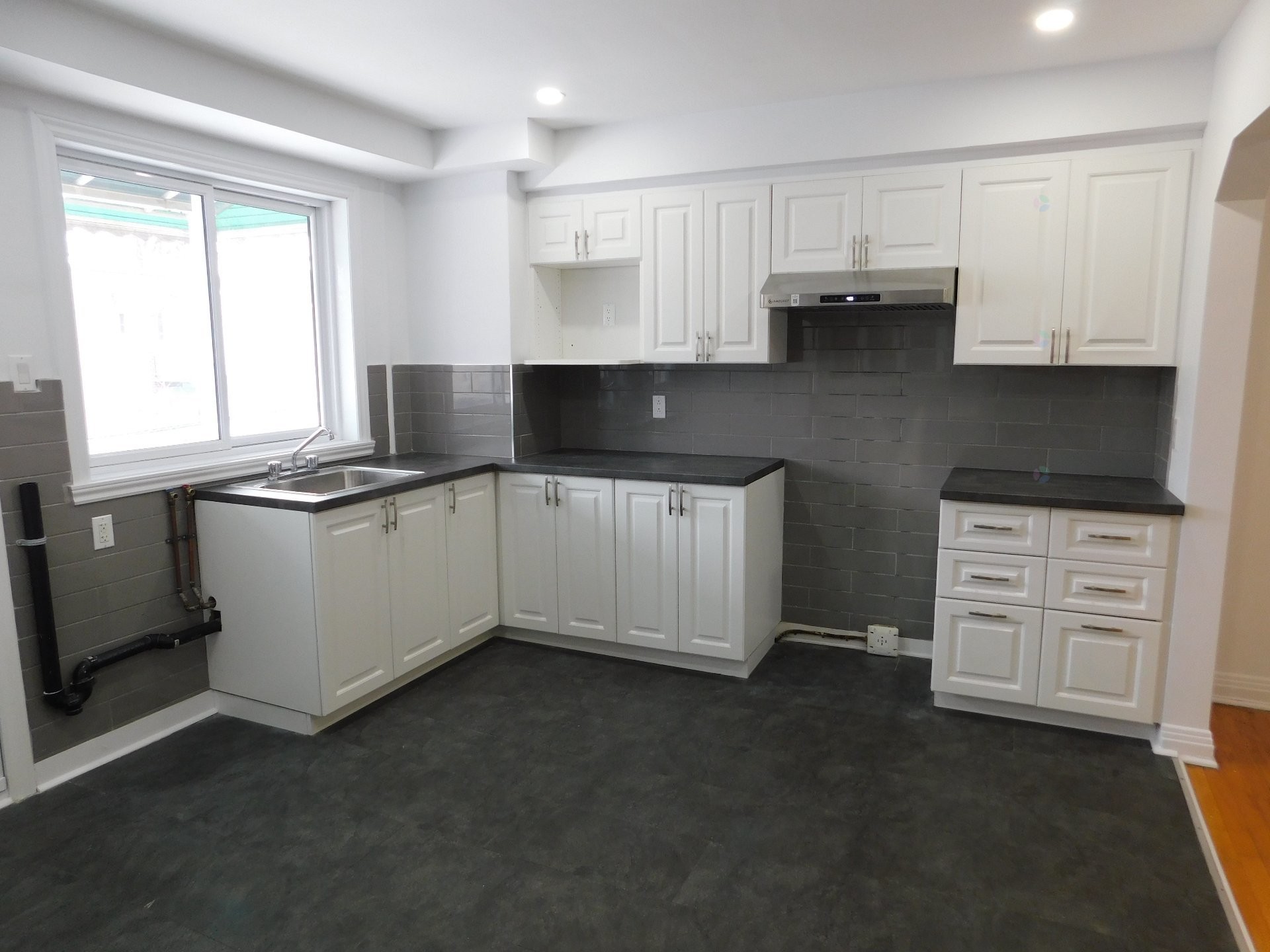 









8447


Av. De L'Épée

,
Montréal (Villeray/Saint-Michel/Parc-Extension),




QC
H3N2G3

