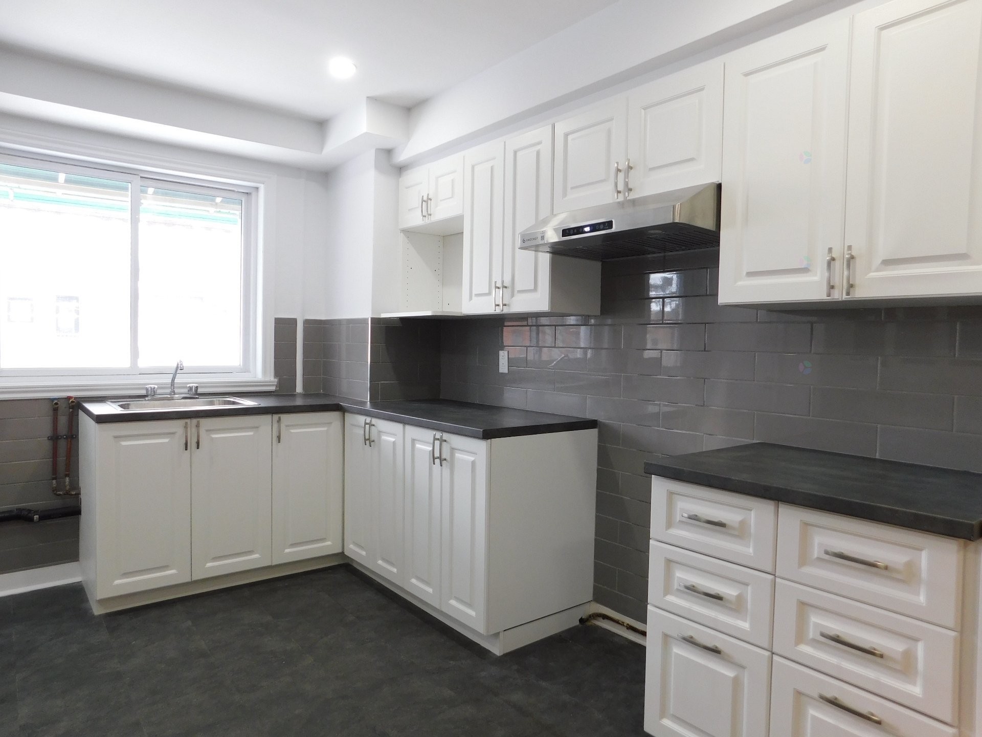 









8447


Av. De L'Épée

,
Montréal (Villeray/Saint-Michel/Parc-Extension),




QC
H3N2G3

