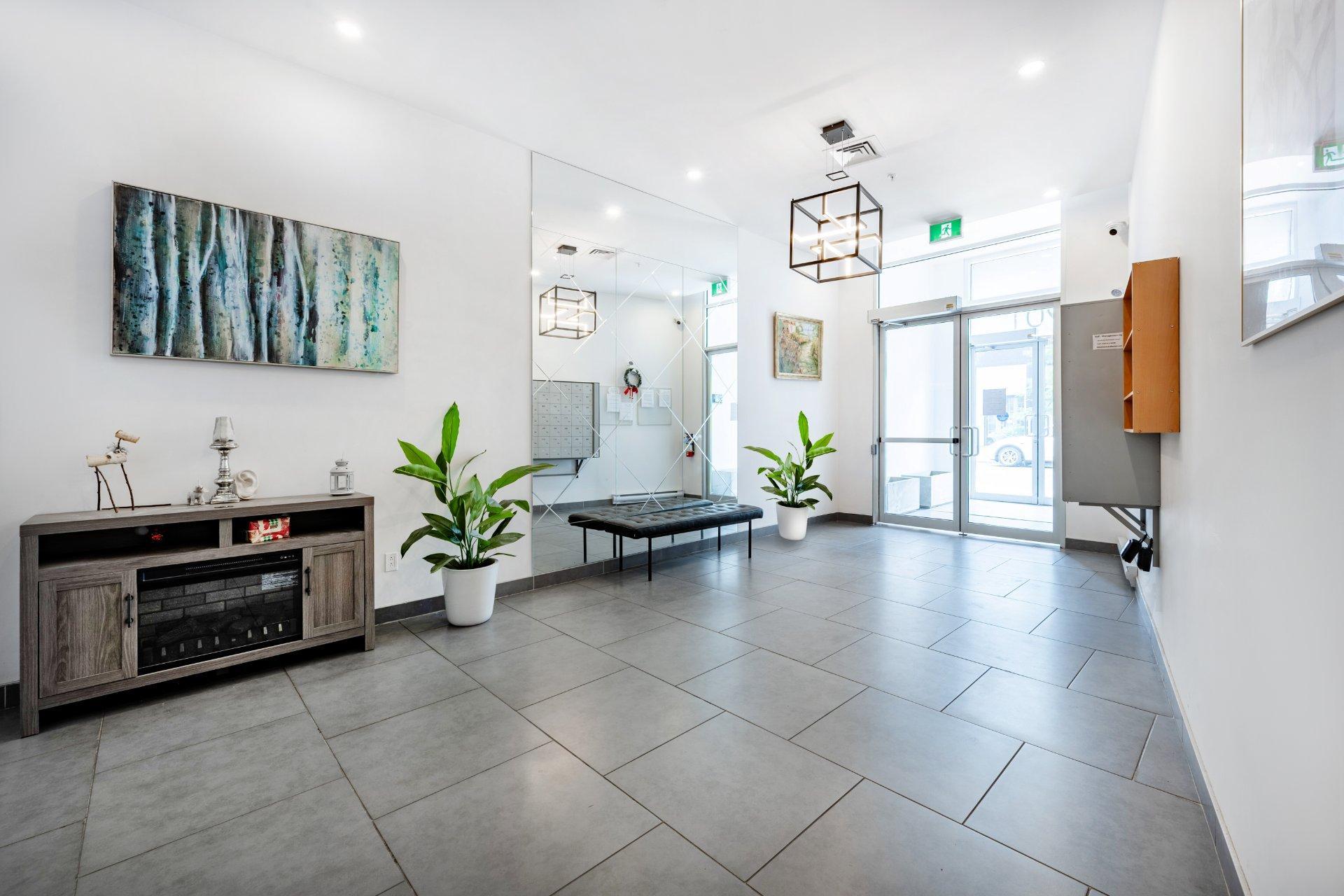 









901


Av. Beaumont

, 210,
Montréal (Villeray/Saint-Michel/Parc-Extension),




QC
H3N1W2

