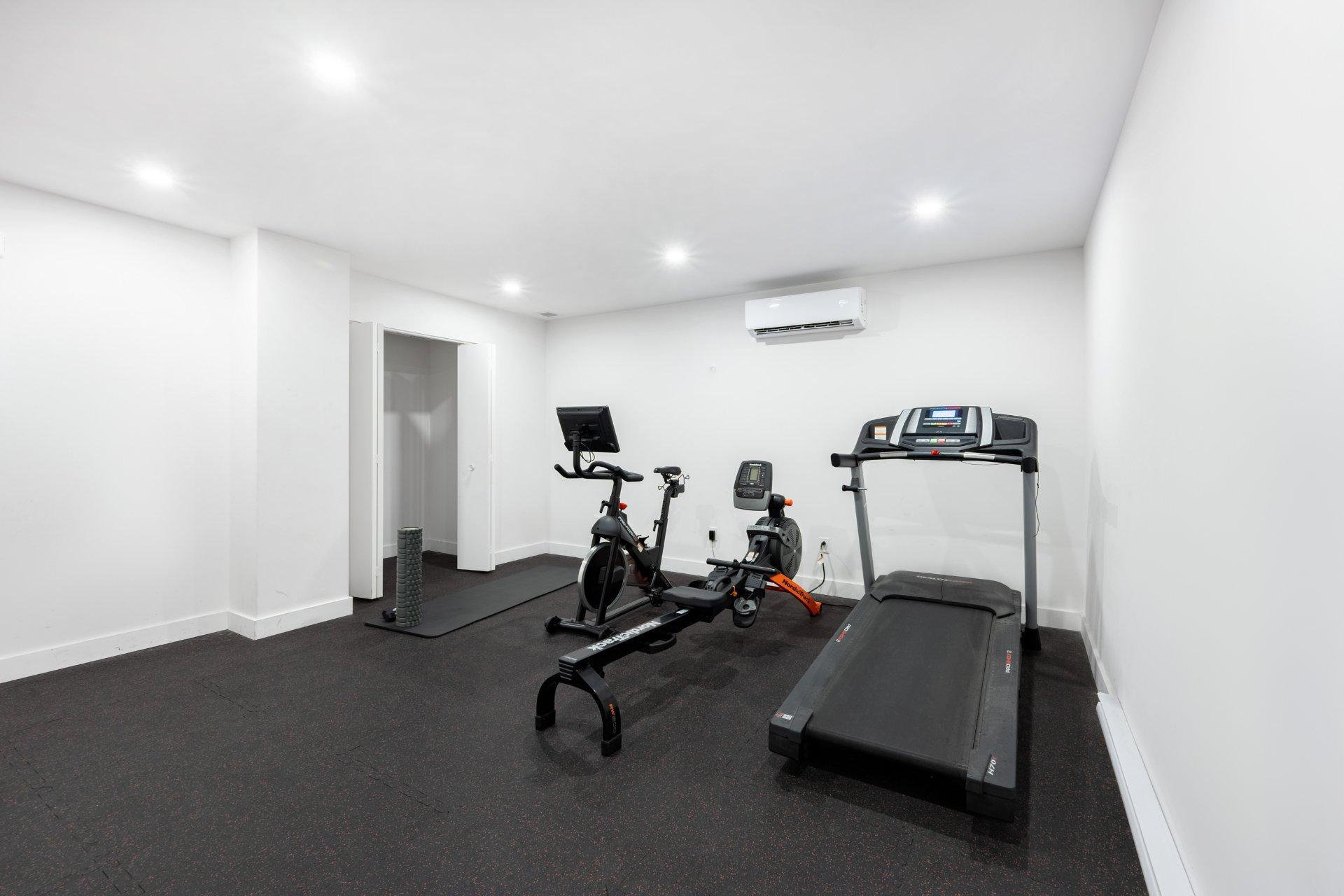 









901


Av. Beaumont

, 210,
Montréal (Villeray/Saint-Michel/Parc-Extension),




QC
H3N1W2

