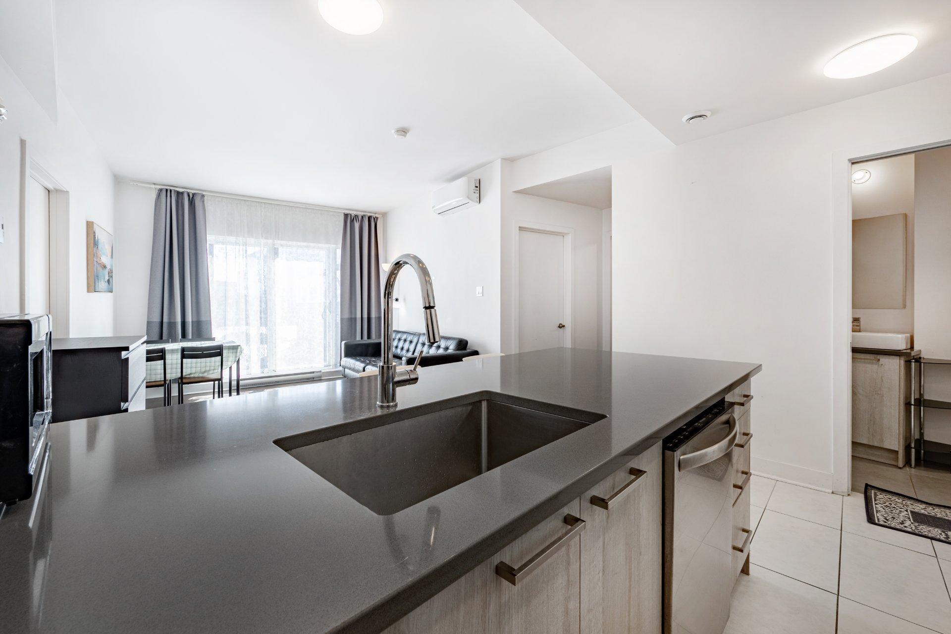 









901


Av. Beaumont

, 210,
Montréal (Villeray/Saint-Michel/Parc-Extension),




QC
H3N1W2

