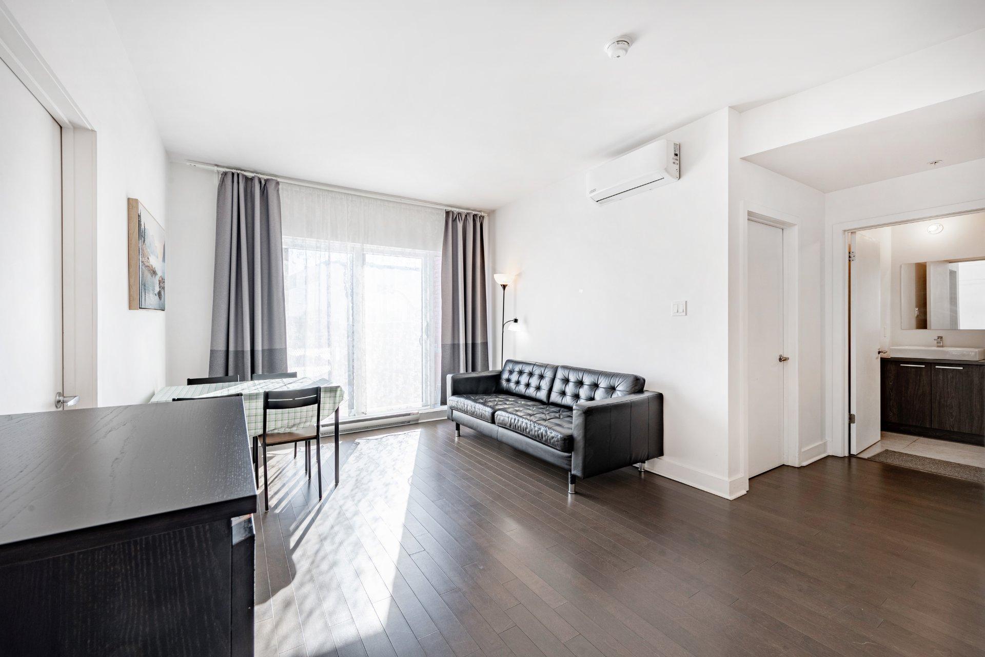 









901


Av. Beaumont

, 210,
Montréal (Villeray/Saint-Michel/Parc-Extension),




QC
H3N1W2

