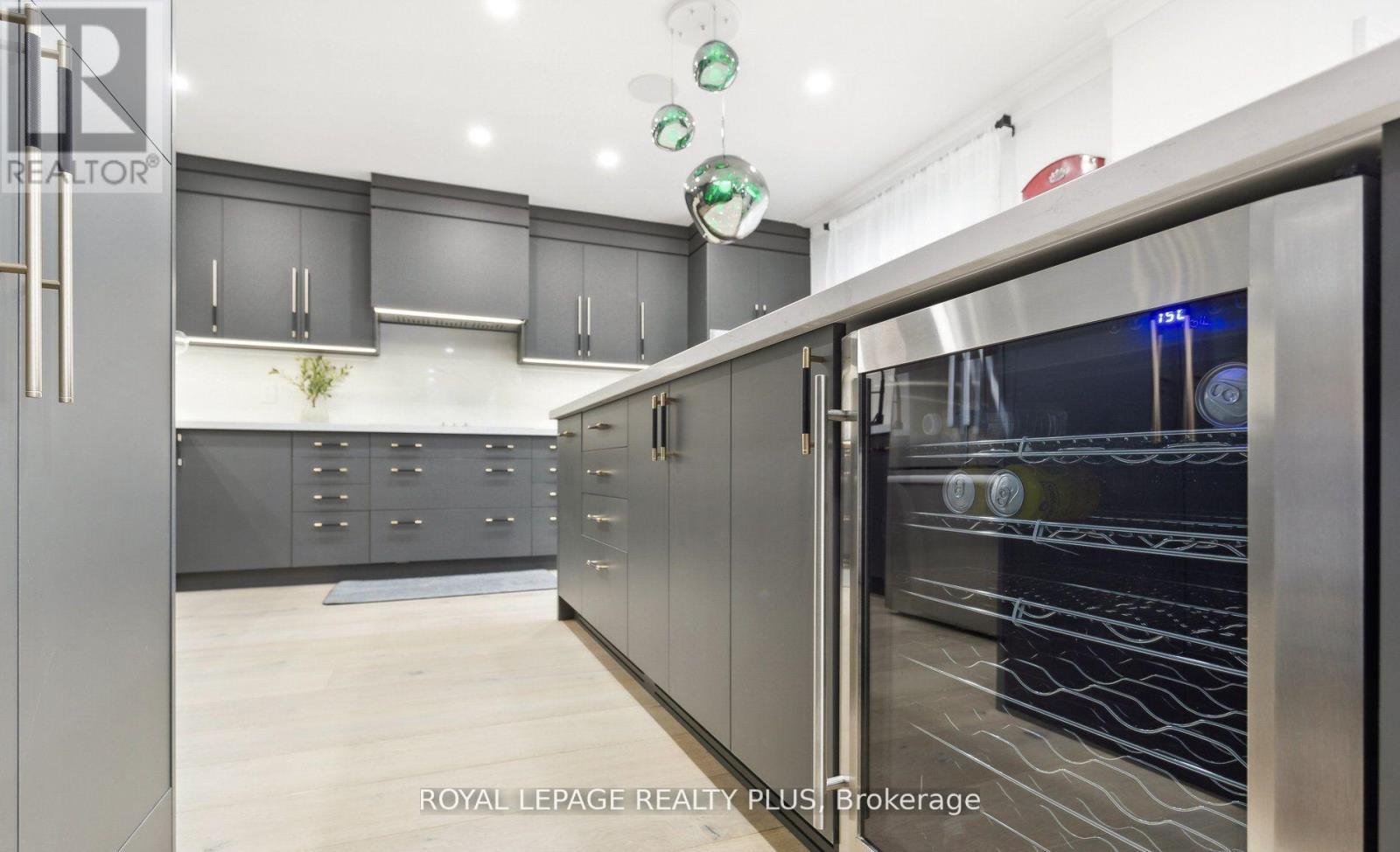 












4344 DALLAS COURT

,
Mississauga,




Ontario
L4W4G7

