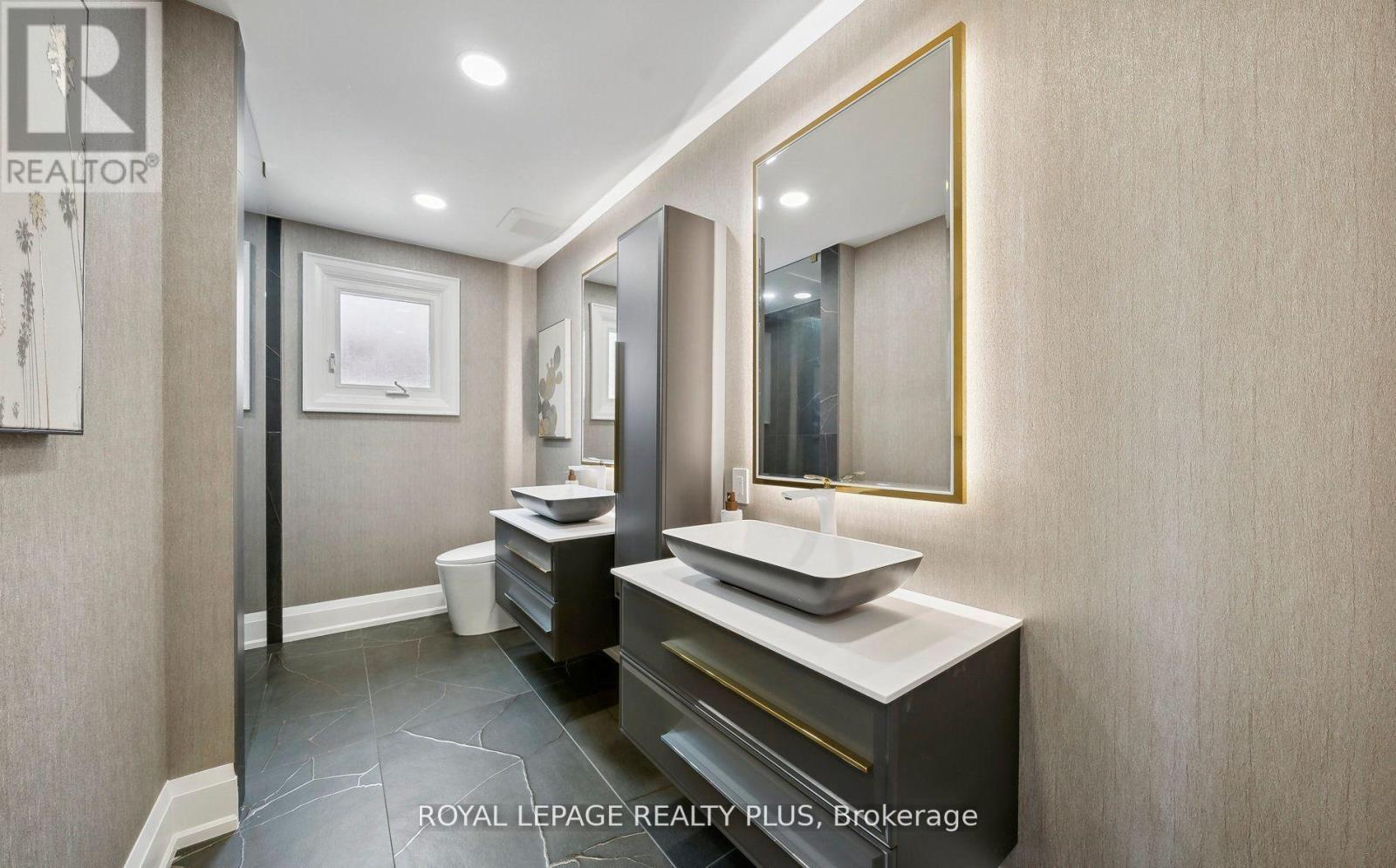 












4344 DALLAS COURT

,
Mississauga,




Ontario
L4W4G7

