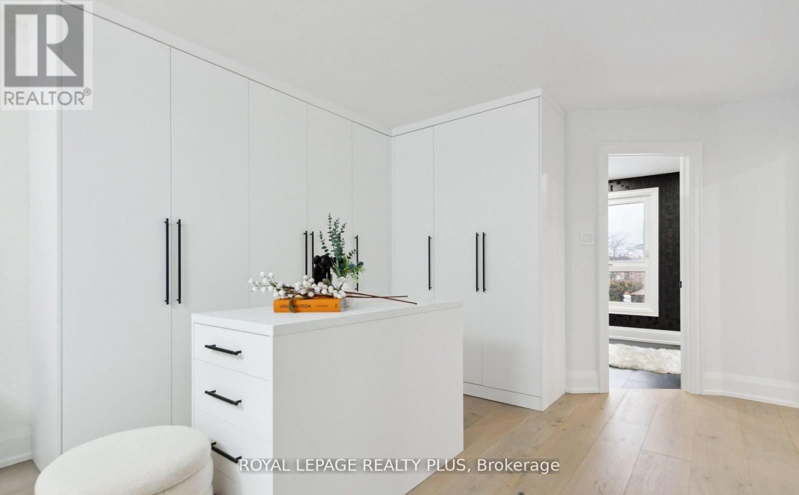 












4344 DALLAS COURT

,
Mississauga,




Ontario
L4W4G7

