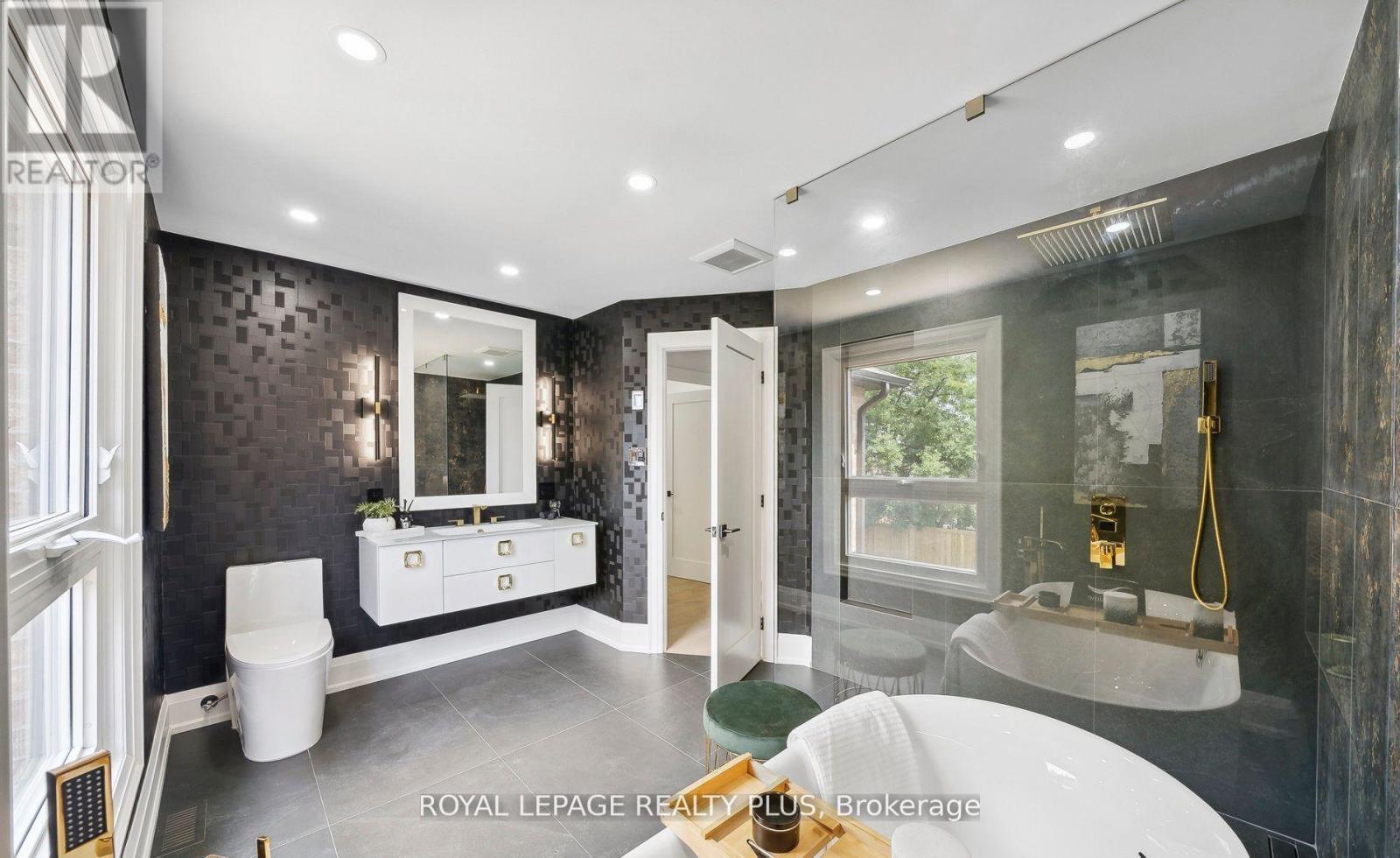 












4344 DALLAS COURT

,
Mississauga,




Ontario
L4W4G7

