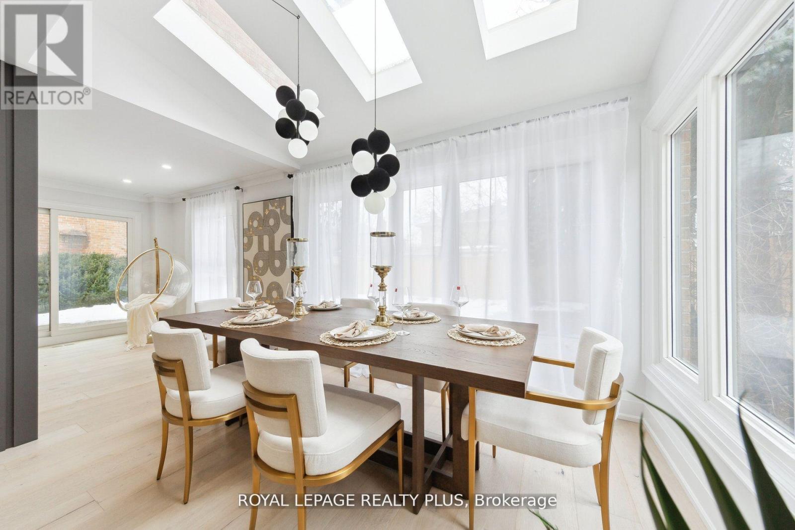 












4344 DALLAS COURT

,
Mississauga,




Ontario
L4W4G7

