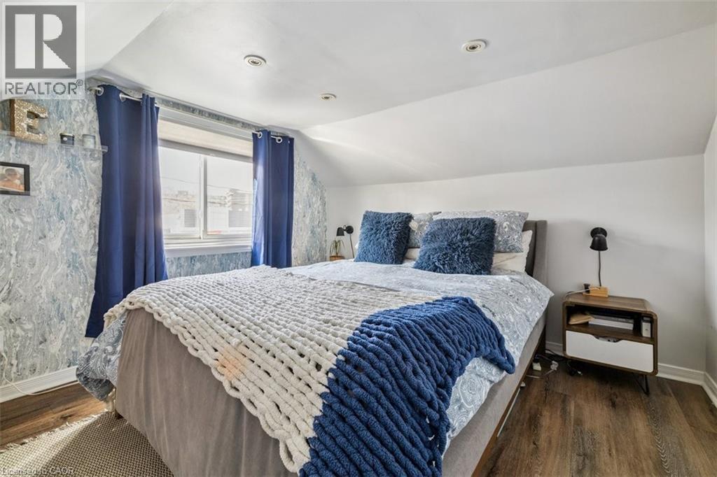 












41 BALDWIN Street

,
Dundas,




Ontario
L9H1A7

