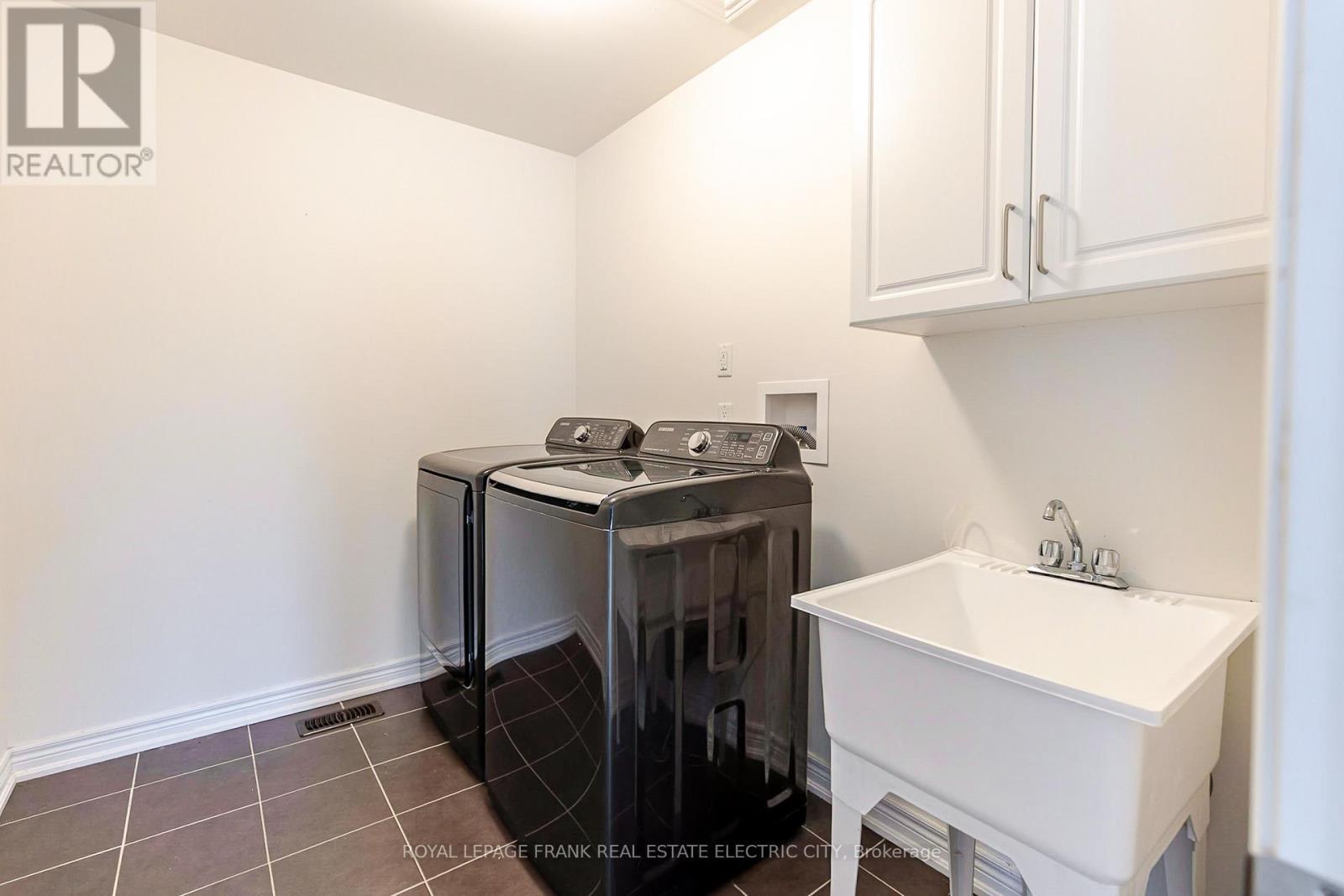 












417 FLORENCE DRIVE

,
Peterborough (Monaghan Ward 2),




Ontario
K9J0H7

