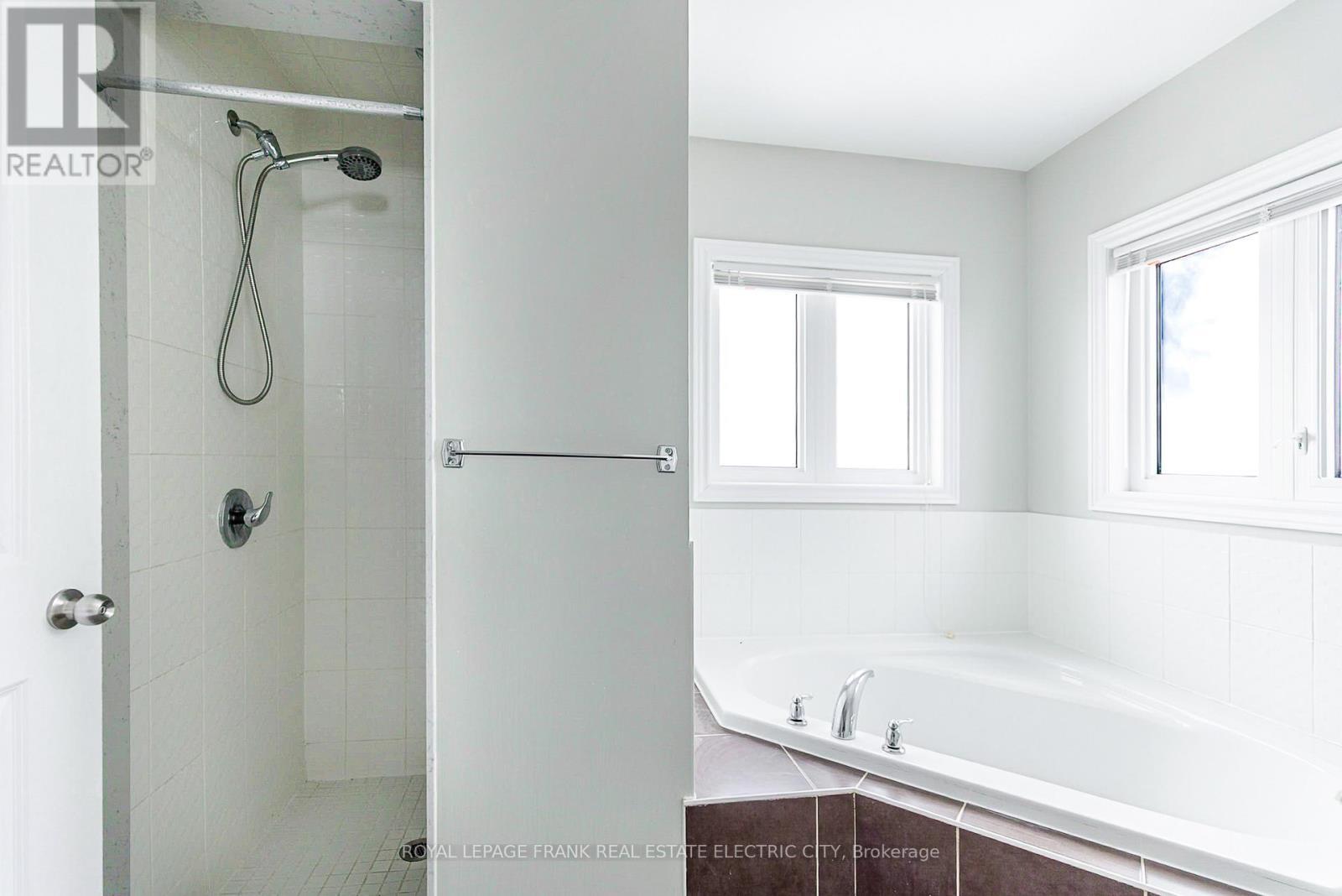 












417 FLORENCE DRIVE

,
Peterborough (Monaghan Ward 2),




Ontario
K9J0H7

