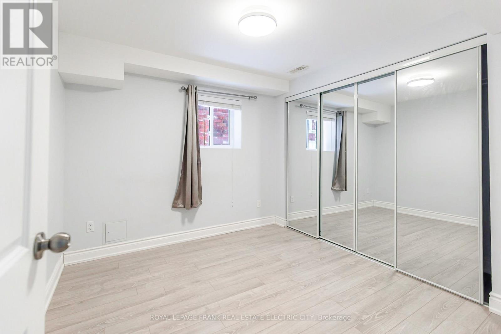 












417 FLORENCE DRIVE

,
Peterborough (Monaghan Ward 2),




Ontario
K9J0H7

