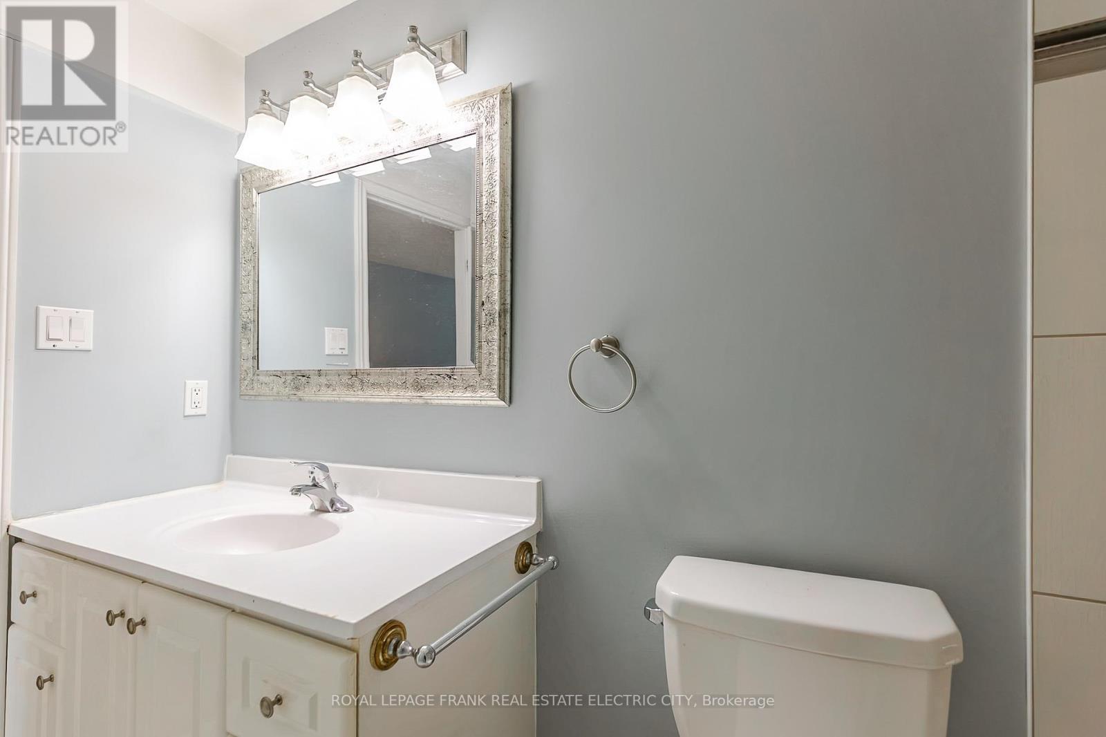 












417 FLORENCE DRIVE

,
Peterborough (Monaghan Ward 2),




Ontario
K9J0H7

