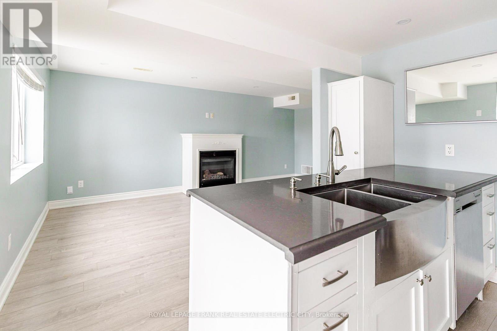 












417 FLORENCE DRIVE

,
Peterborough (Monaghan Ward 2),




Ontario
K9J0H7

