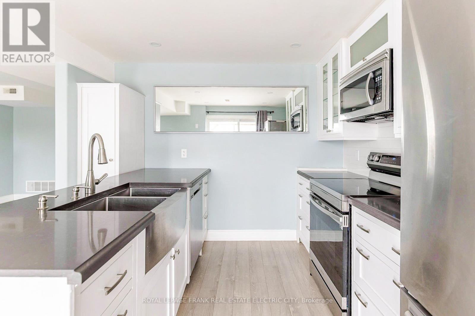 












417 FLORENCE DRIVE

,
Peterborough (Monaghan Ward 2),




Ontario
K9J0H7

