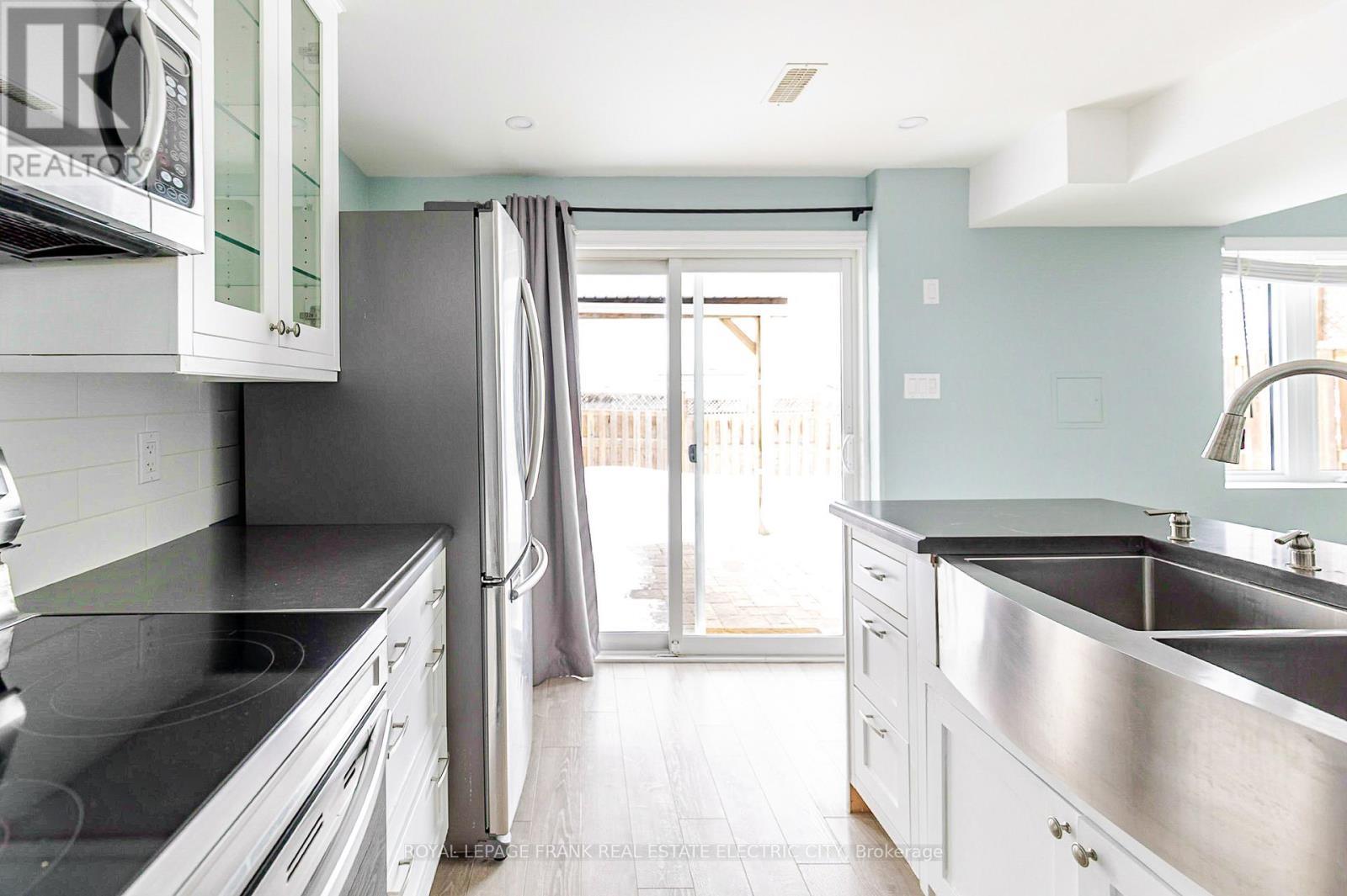 












417 FLORENCE DRIVE

,
Peterborough (Monaghan Ward 2),




Ontario
K9J0H7

