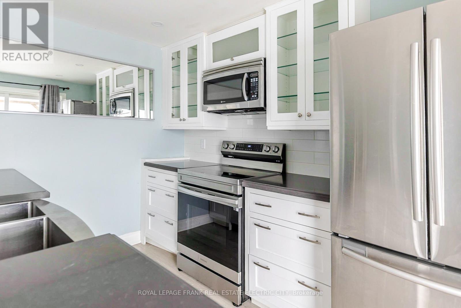 












417 FLORENCE DRIVE

,
Peterborough (Monaghan Ward 2),




Ontario
K9J0H7

