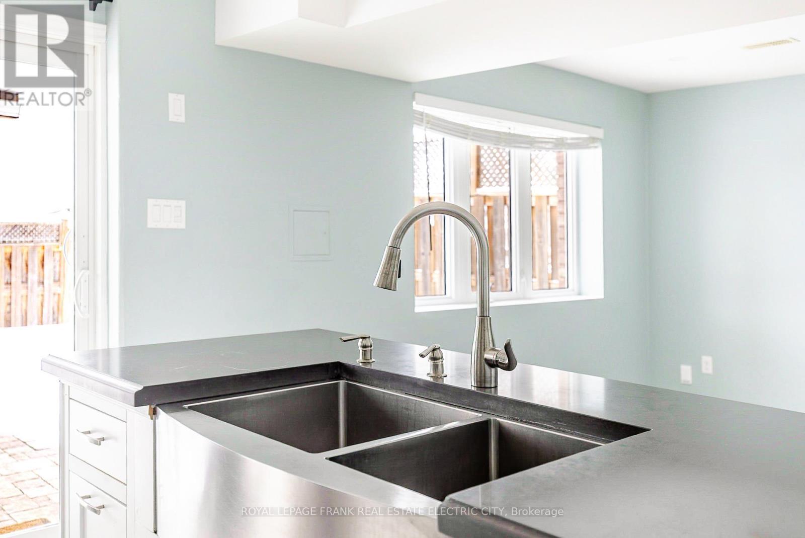 












417 FLORENCE DRIVE

,
Peterborough (Monaghan Ward 2),




Ontario
K9J0H7

