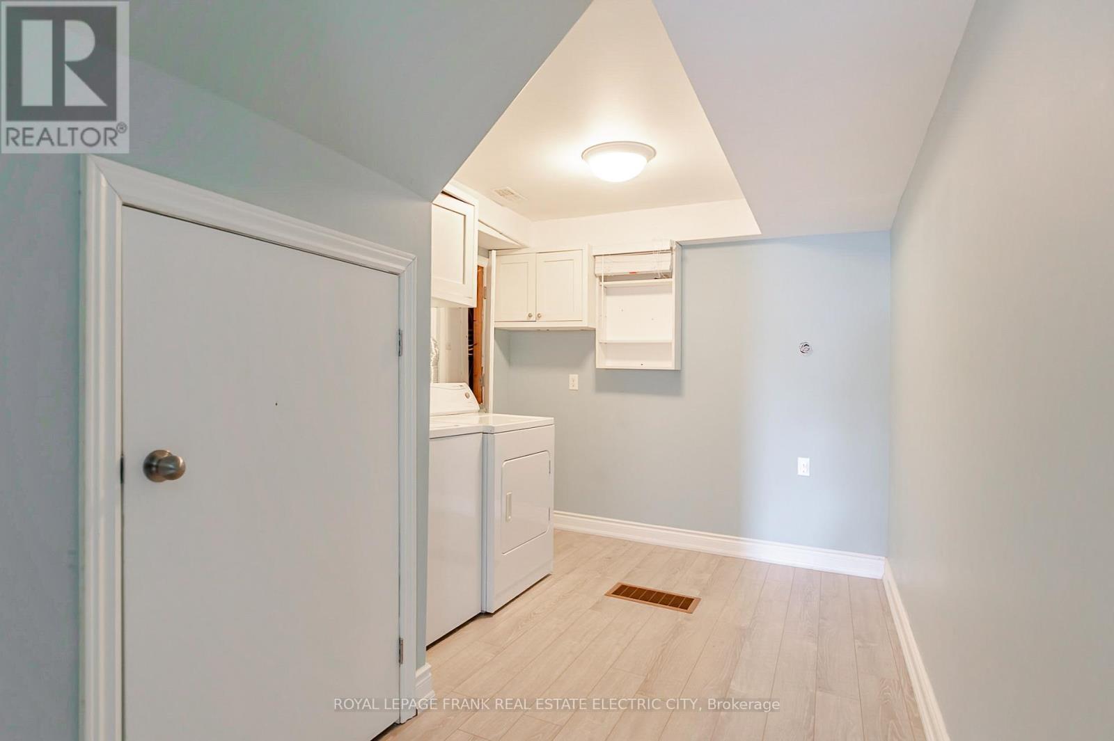 












417 FLORENCE DRIVE

,
Peterborough (Monaghan Ward 2),




Ontario
K9J0H7

