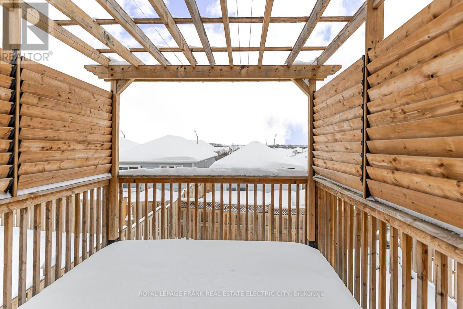 












417 FLORENCE DRIVE

,
Peterborough (Monaghan Ward 2),




Ontario
K9J0H7

